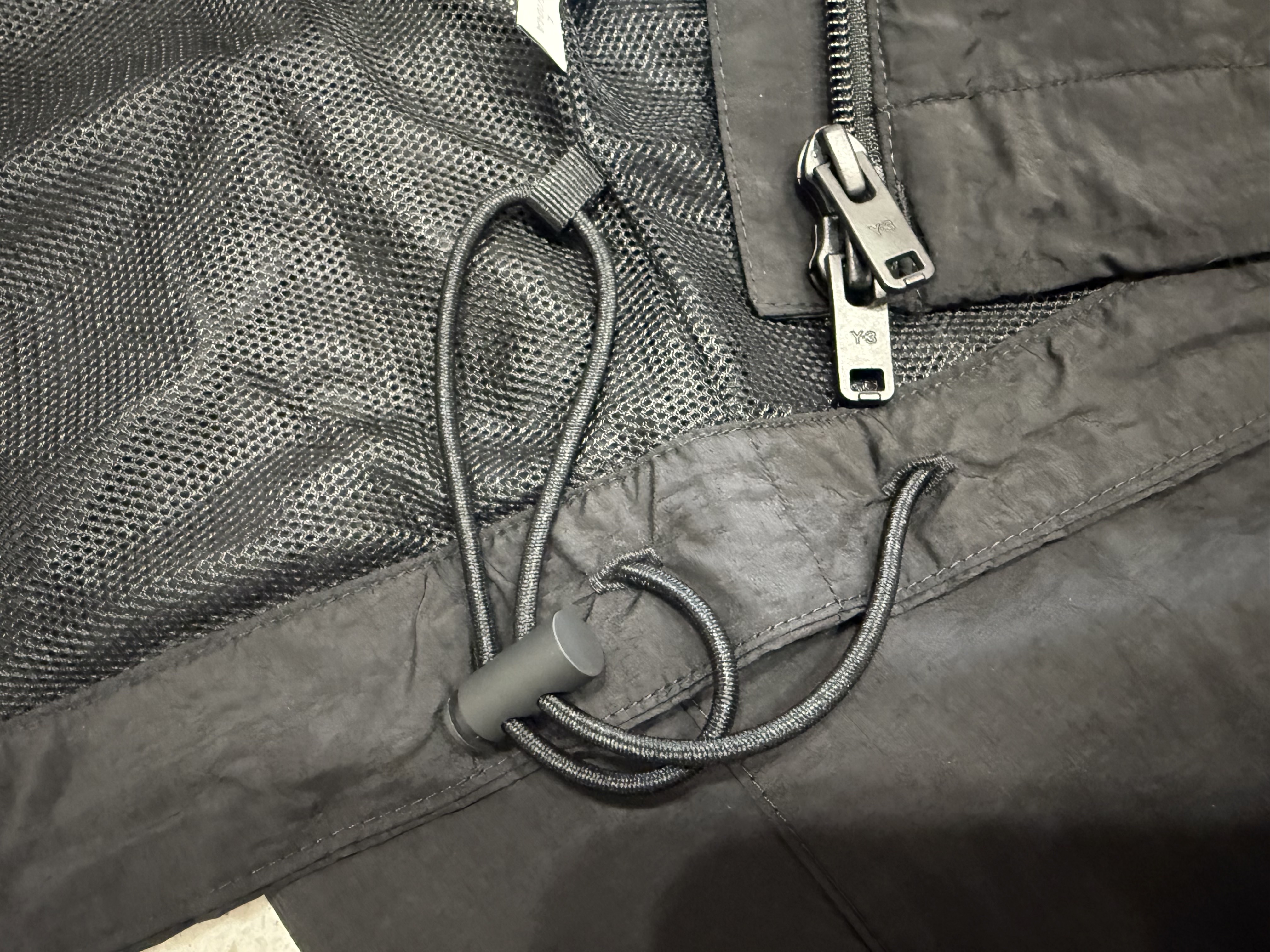 Y-3 Raw Edge 3-Stripes Nylon Shell Jacket Black 착용 스타일 - 5