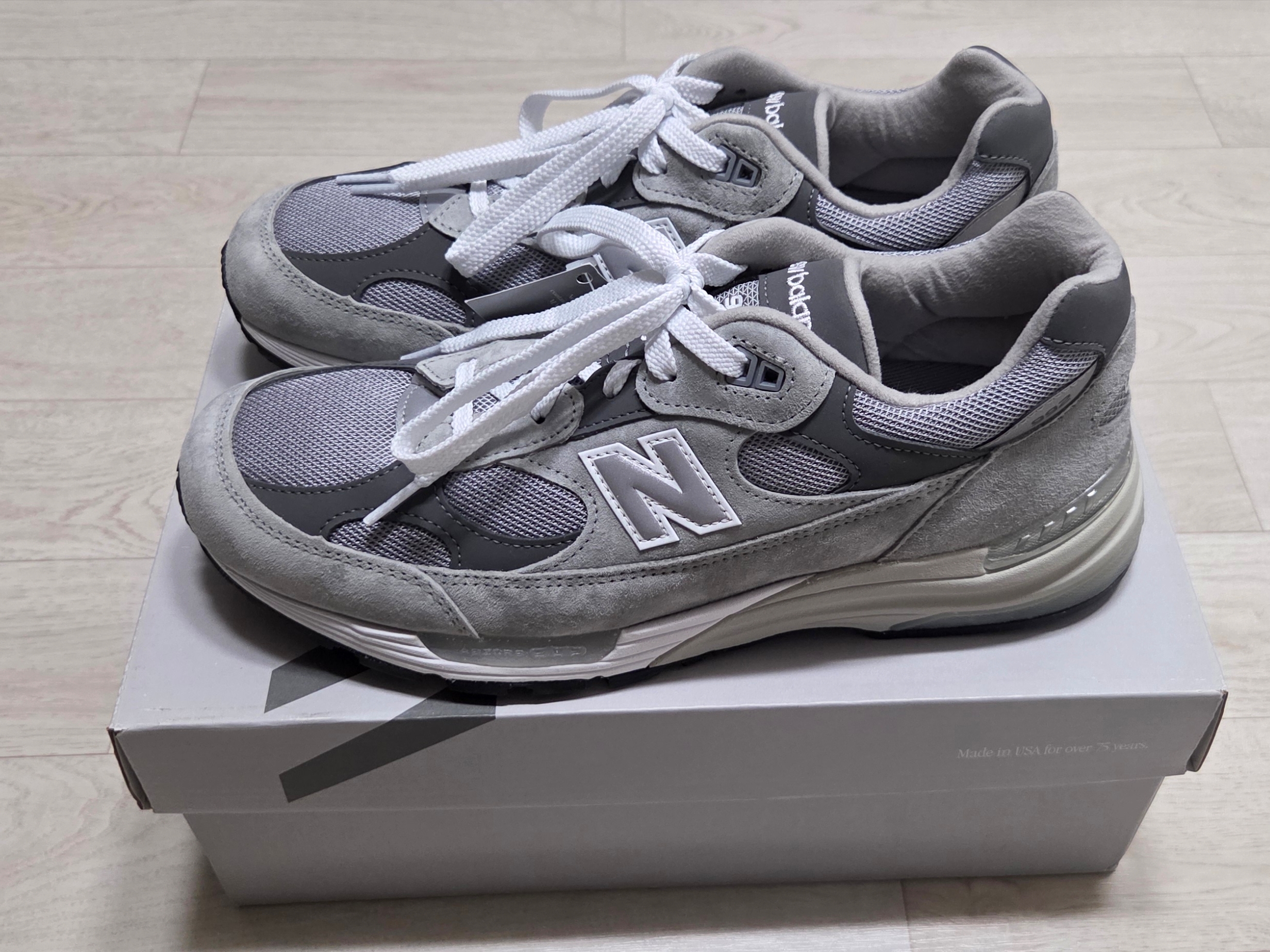 New Balance 992 Made in USA Core Grey Silver Metallic, New Balance 992 Made in USA Moonrock Mushroom 착용 스타일 - 2