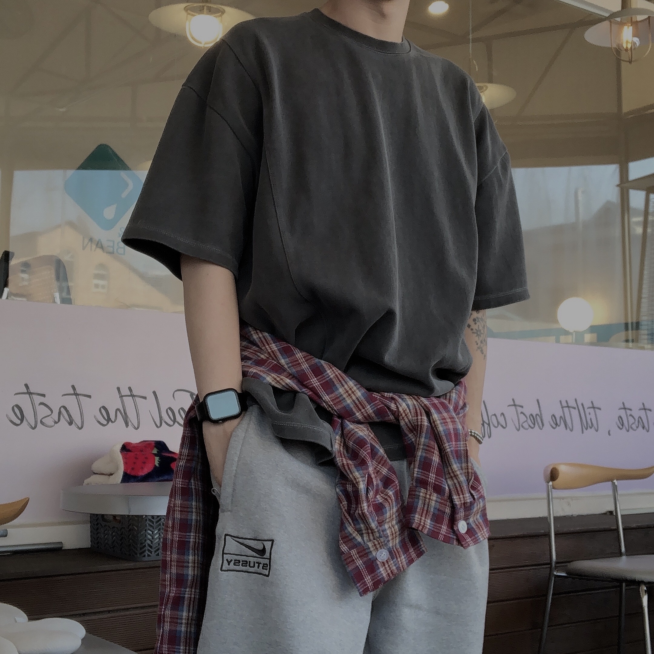 Apple Watch Nike SE 44mm GPS Space Gray Aluminum Case with Nike Sport Band Anthracite Black (Korean Ver.), Nike x Stussy NRG Fleece Pants Dark Grey Heather (DO9340-063) 착용 스타일 - 1