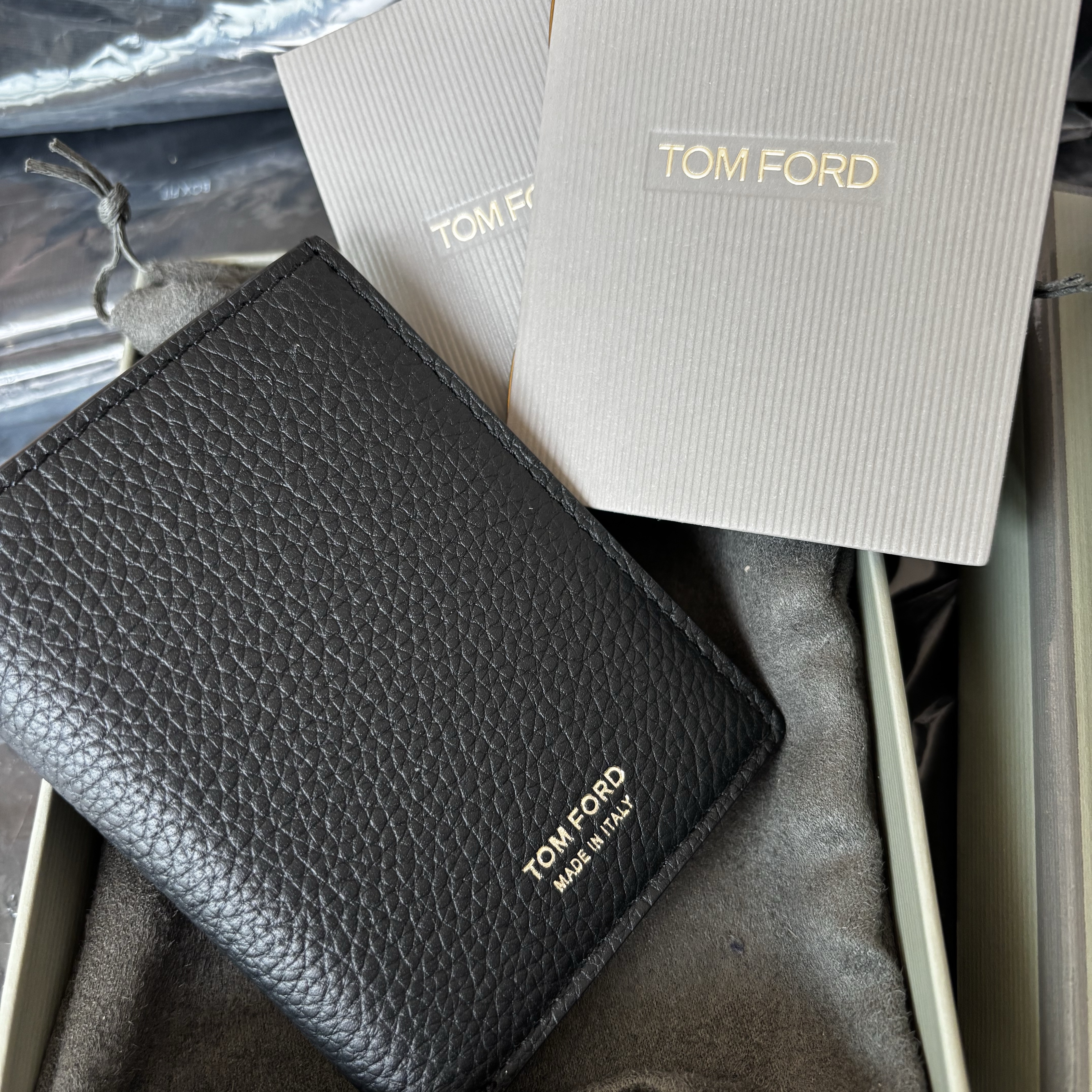 Tom Ford Grain Leather Folding Card Holder Black 착용 스타일 - 1
