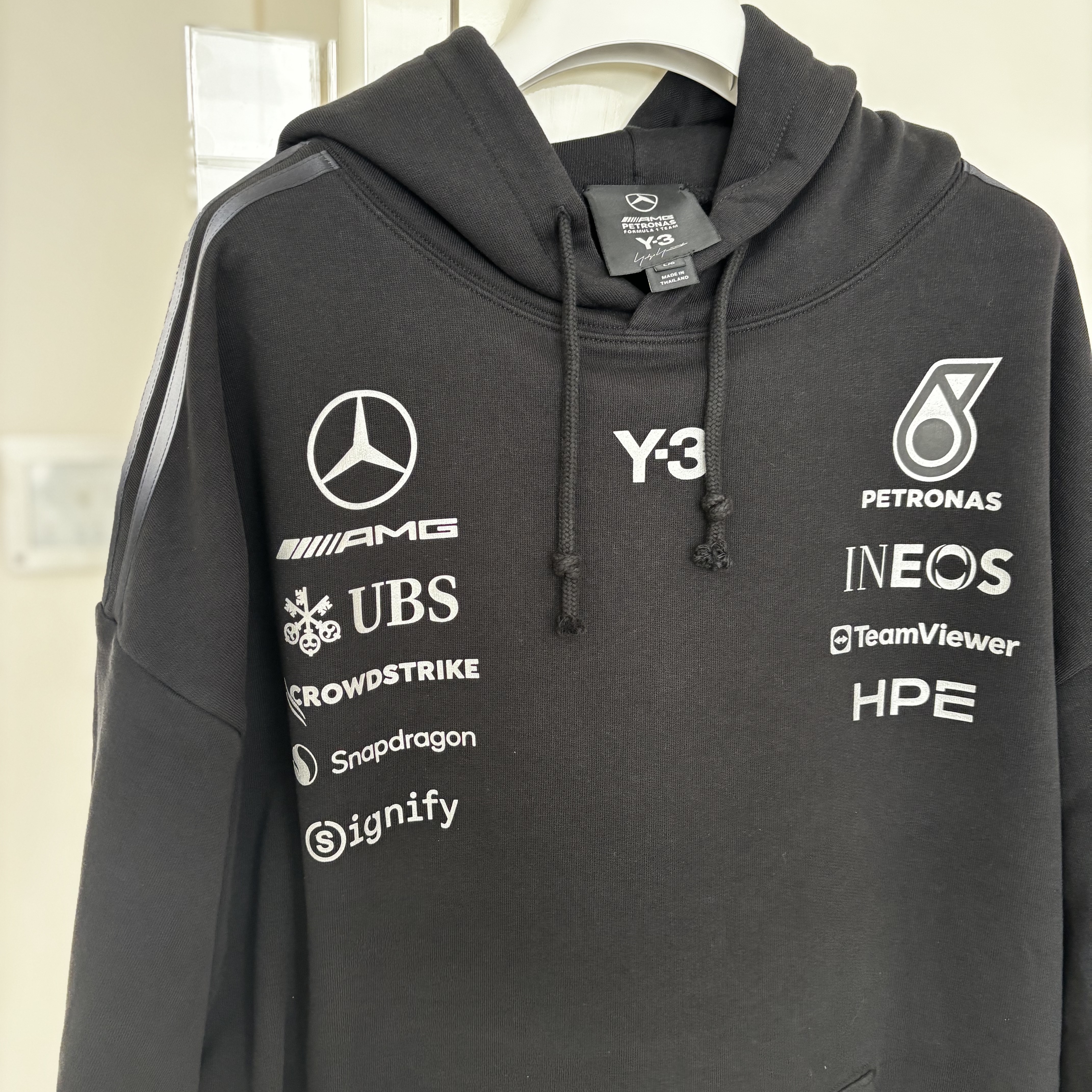 Mercedes AMG Petronas x Y-3 F1 Team Silver Arrow Mercedes Team Hoodie Black 착용 스타일 - 1