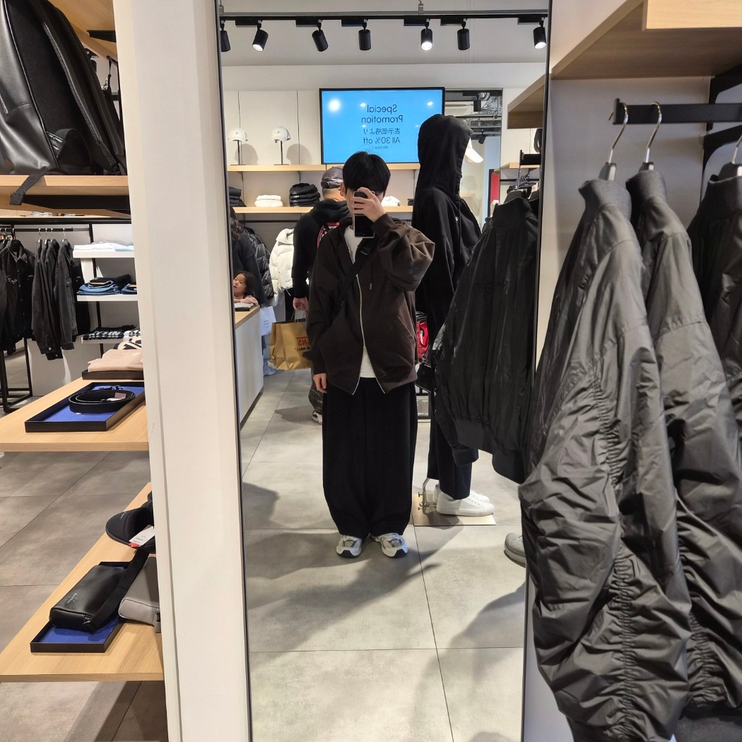 SONGZIO ZZERO Panther Curved Sweat Pants Black, Stussy Basic Stussy T-Shirt White 2024, 2025 착용 스타일
