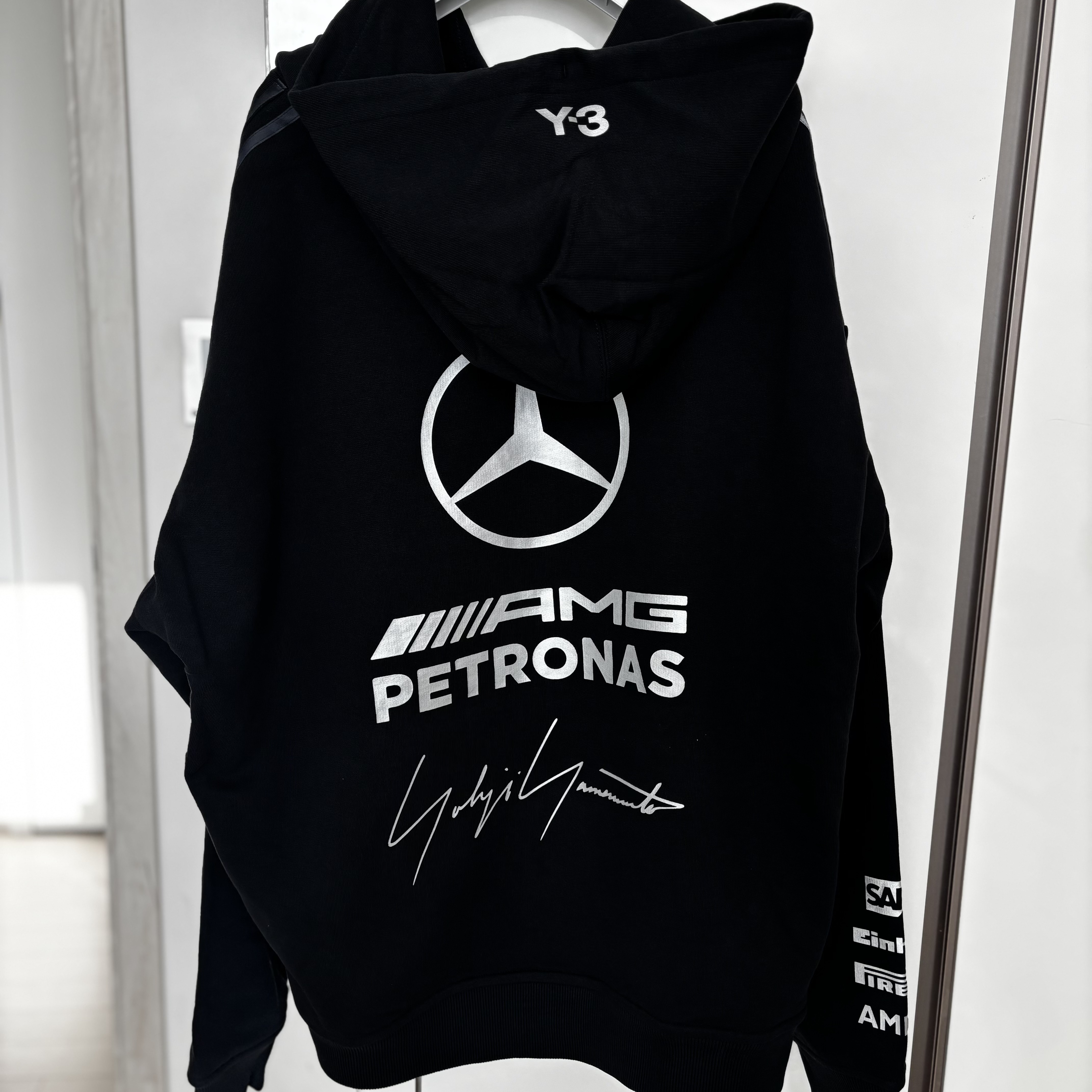 Mercedes AMG Petronas x Y-3 F1 Team Silver Arrow Mercedes Team Hoodie Black 착용 스타일 - 3