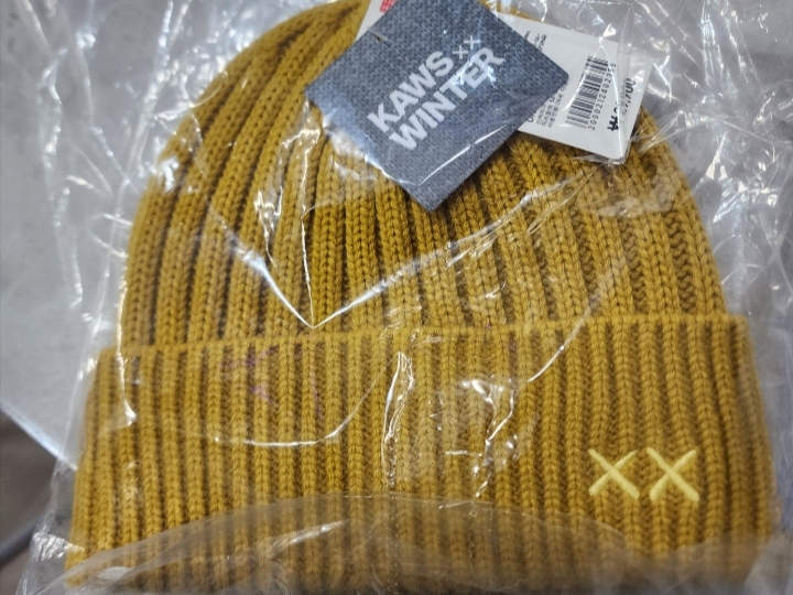 Uniqlo x Kaws Heattech Beanie Yellow 착용 스타일