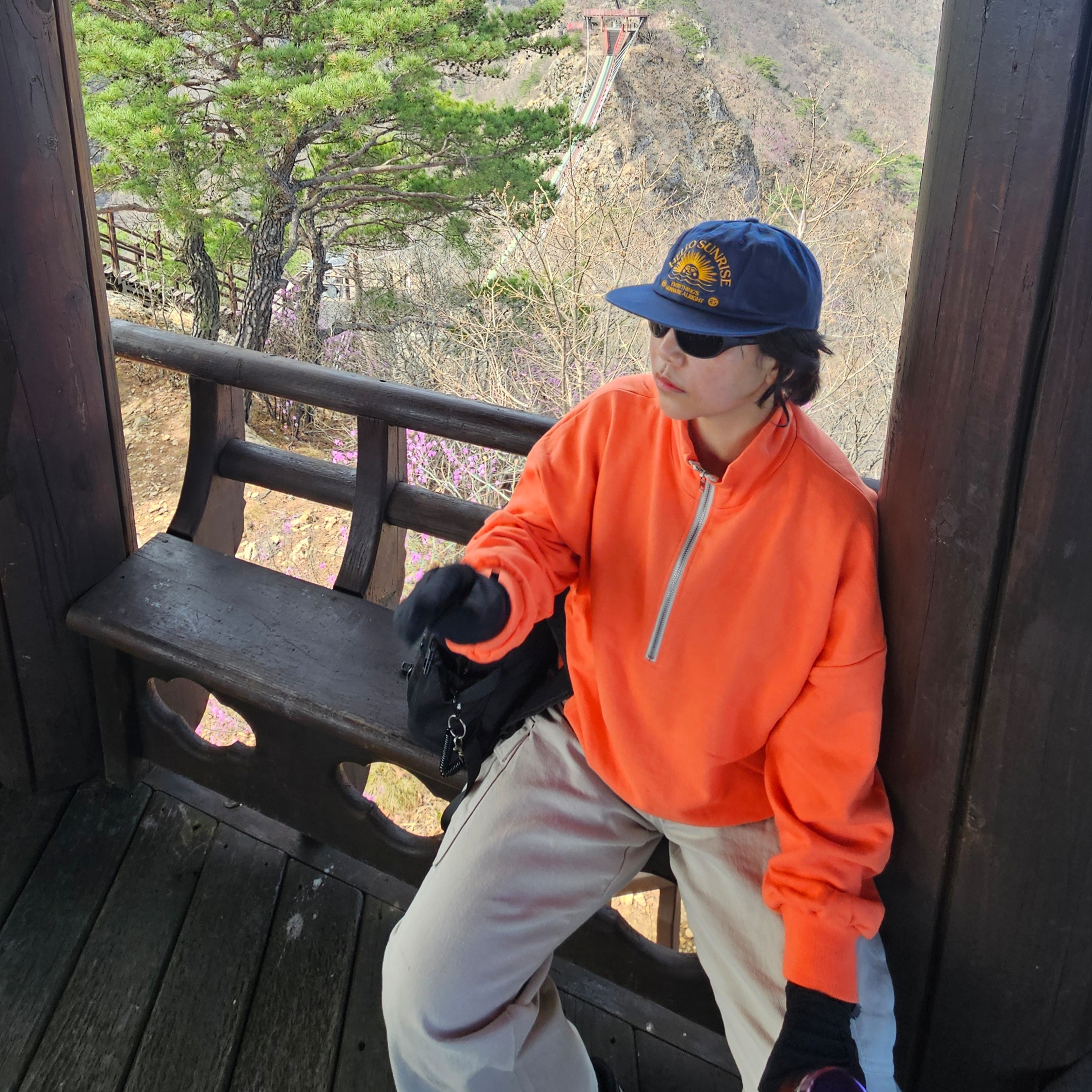 Hello Sunrise Washed HS Arch Logo 6Panel Cap Navy & Orange 착용 스타일 - 1