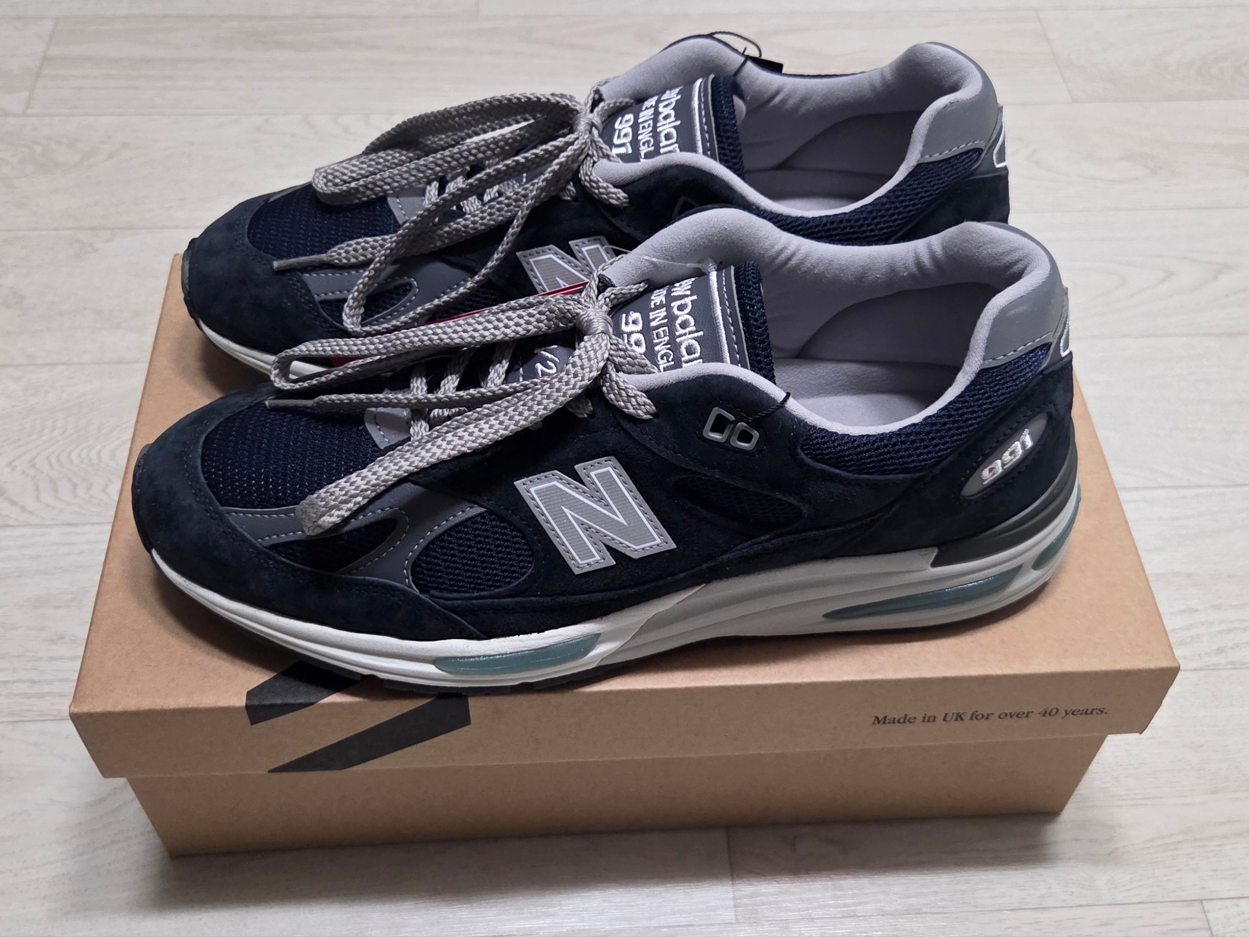 New Balance 992 Made in USA Core Grey Silver Metallic, New Balance 992 Made in USA Moonrock Mushroom 착용 스타일 - 4