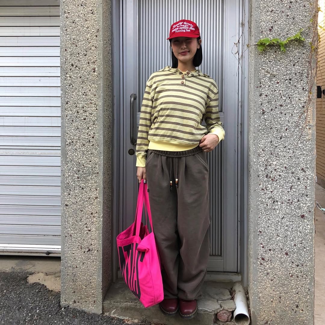 MAINBOOTH Beatles x Tote Bag Pink 착용 스타일 - 6