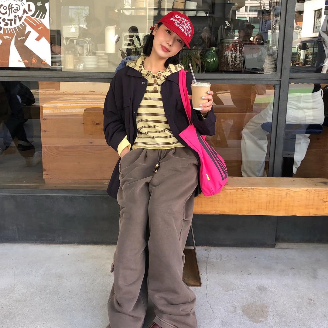 MAINBOOTH Cookie Stripe Hood T-shirt YELLOW, MAINBOOTH Nomad Sweat Pants BROWN 착용 스타일 - 10