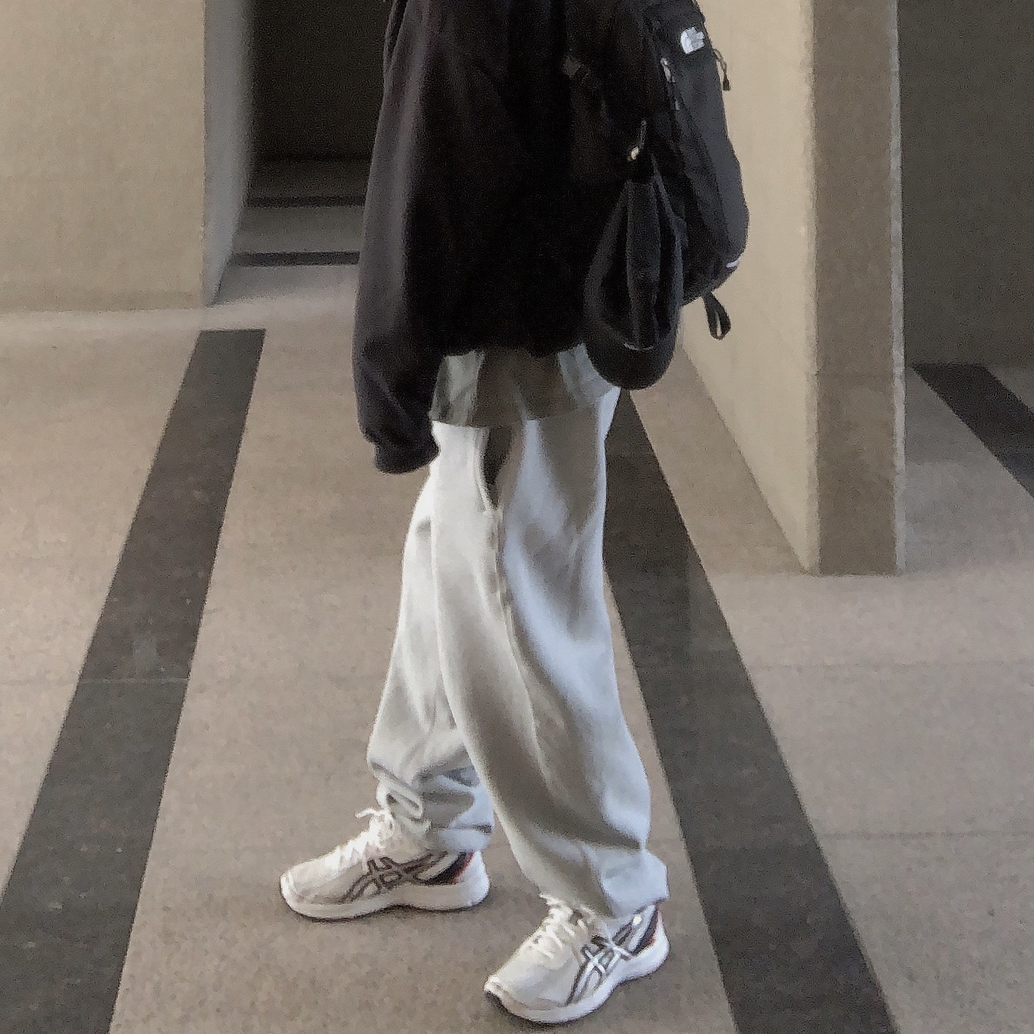 Nike x Stussy NRG Fleece Pants Dark Grey Heather (DO9340-063) 착용 스타일 - 1
