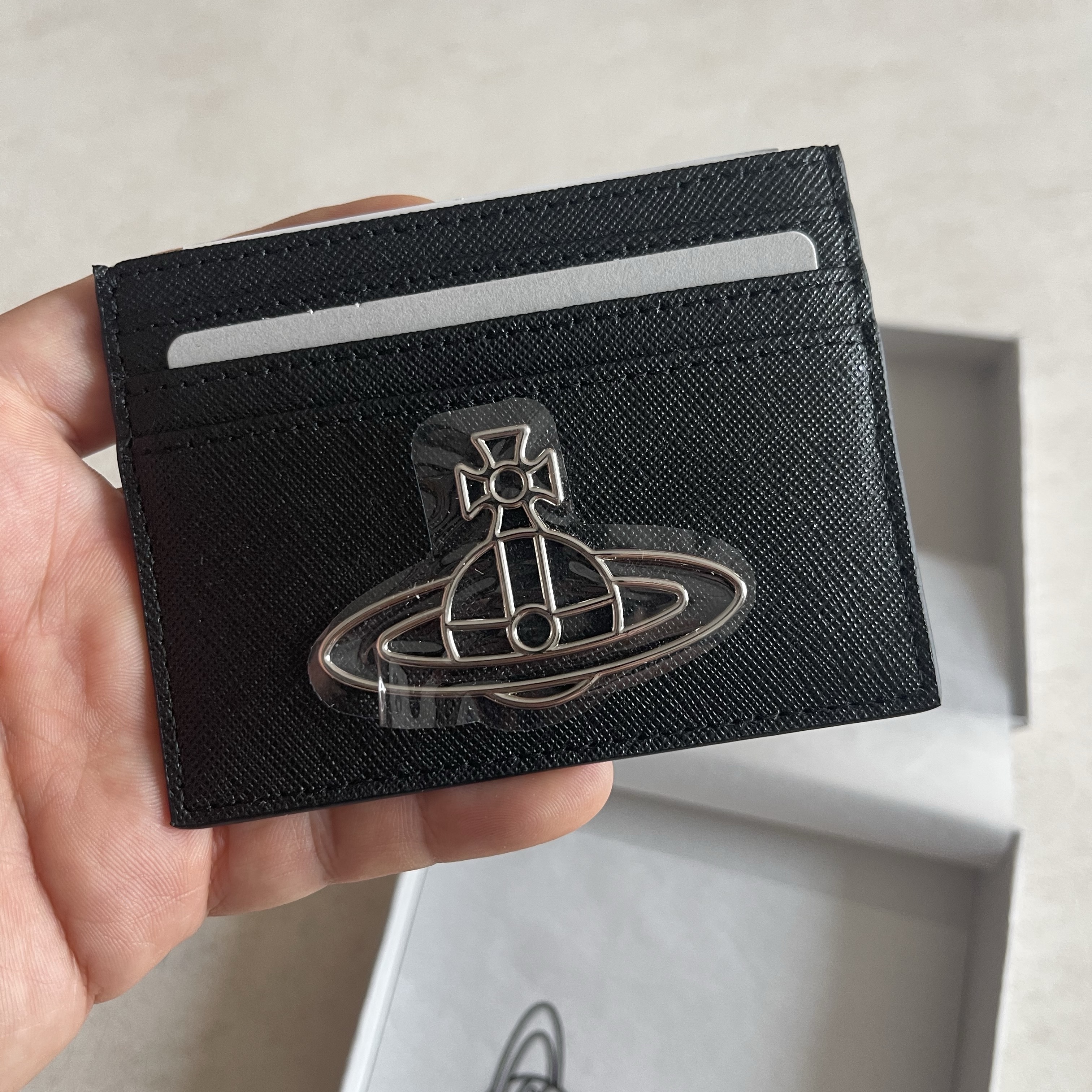 Vivienne Westwood Saffiano Thin Line Orb Card Holder Black 착용 스타일