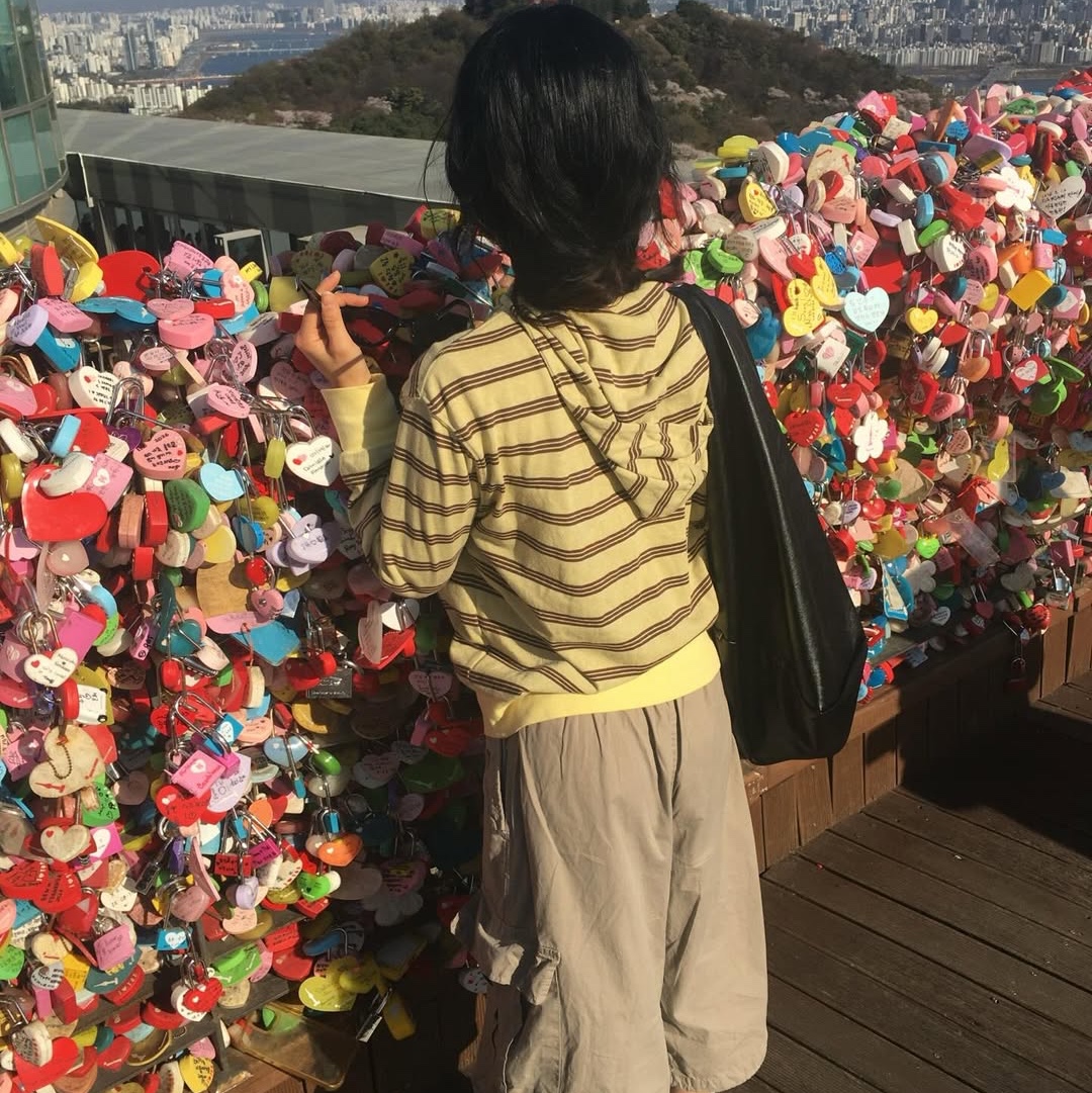 MAINBOOTH Cookie Stripe Hood T-shirt YELLOW 착용 스타일 - 3