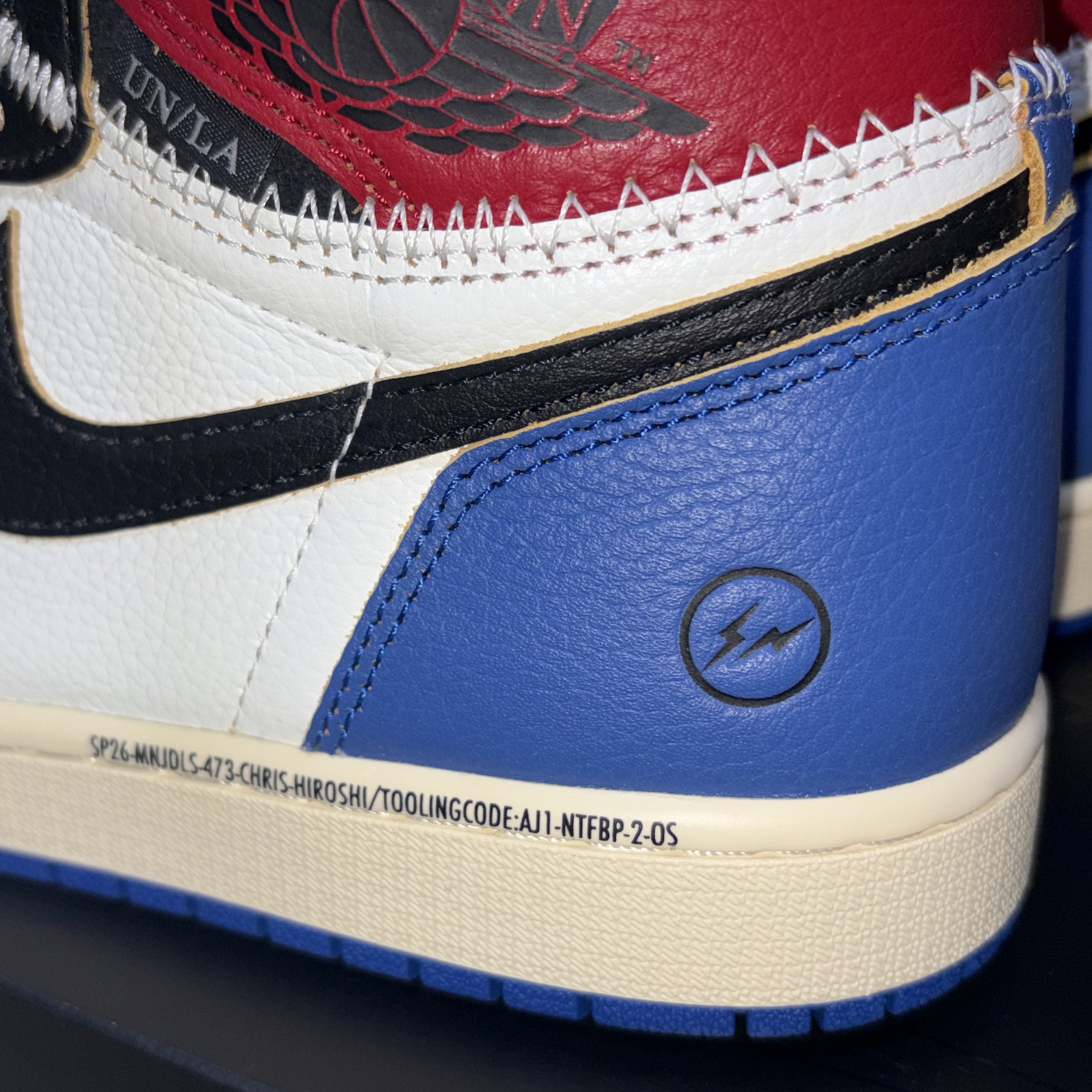 Jordan 1 x Fragment x Union LA Black and Varsity Red 착용 스타일 - 1