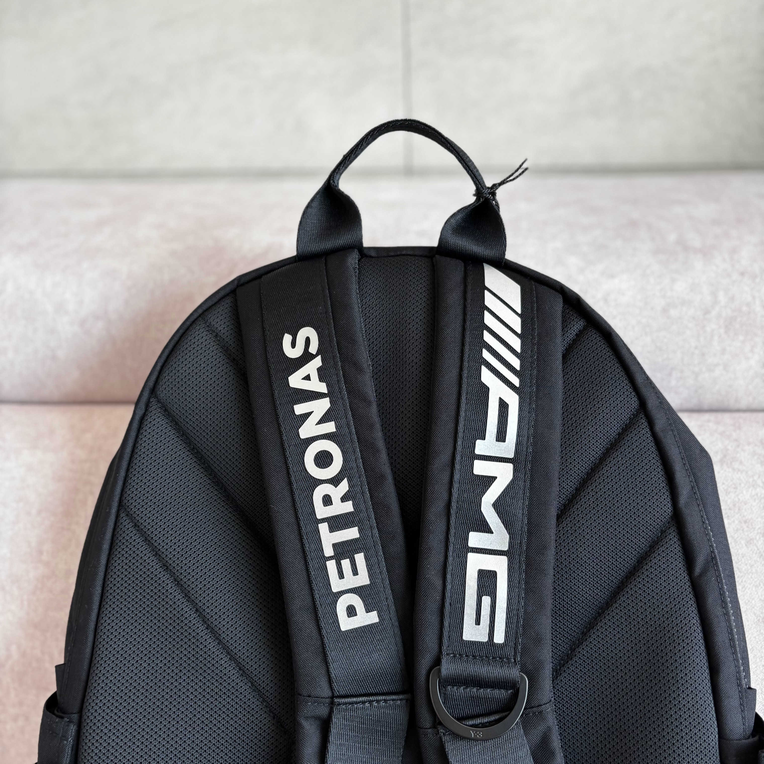 Mercedes AMG Petronas x Y-3 F1 Team Silver Arrow Backpack Black 착용 스타일 - 3