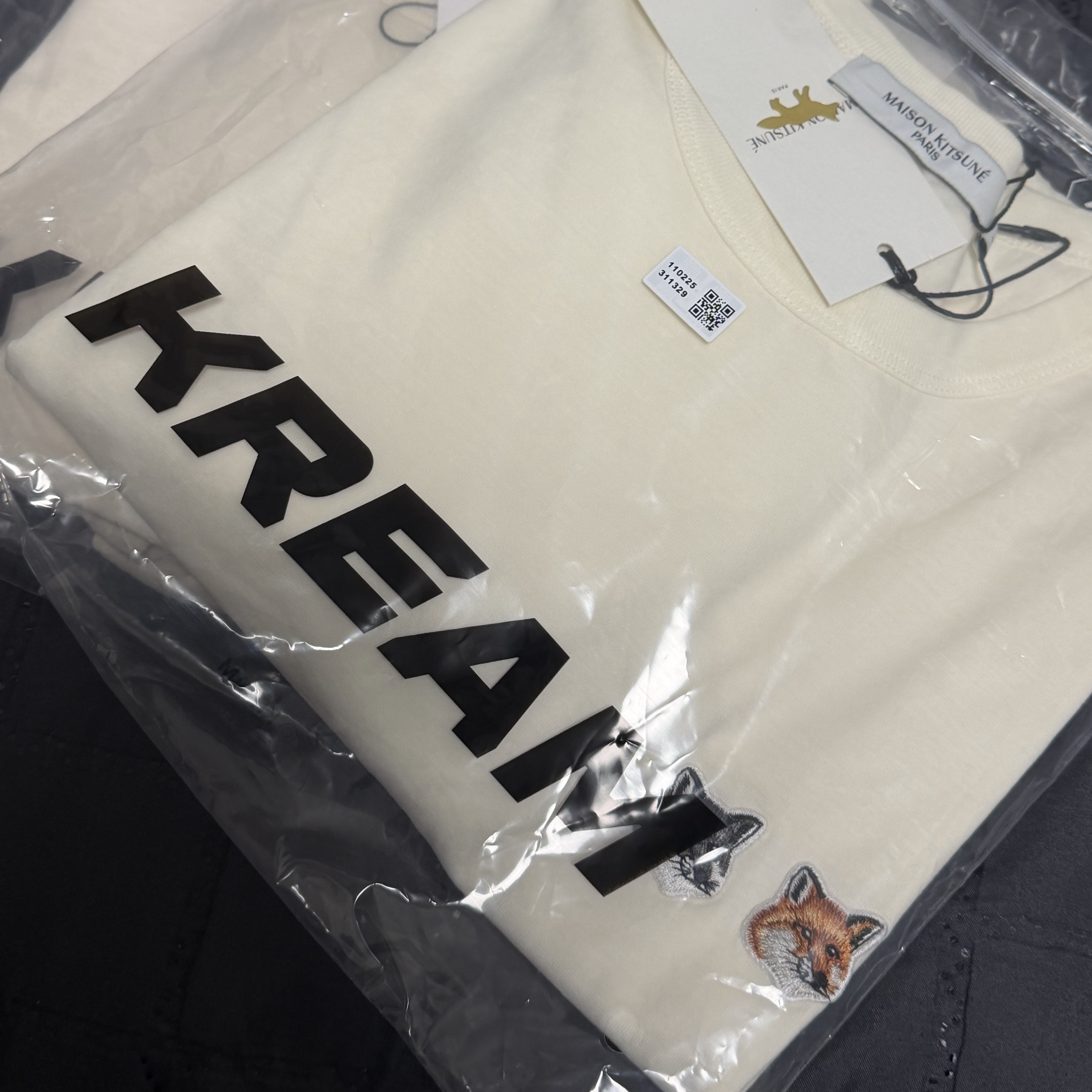 Maison Kitsune Double Fox Head Patch Classic T-Shirt Latte 착용 스타일