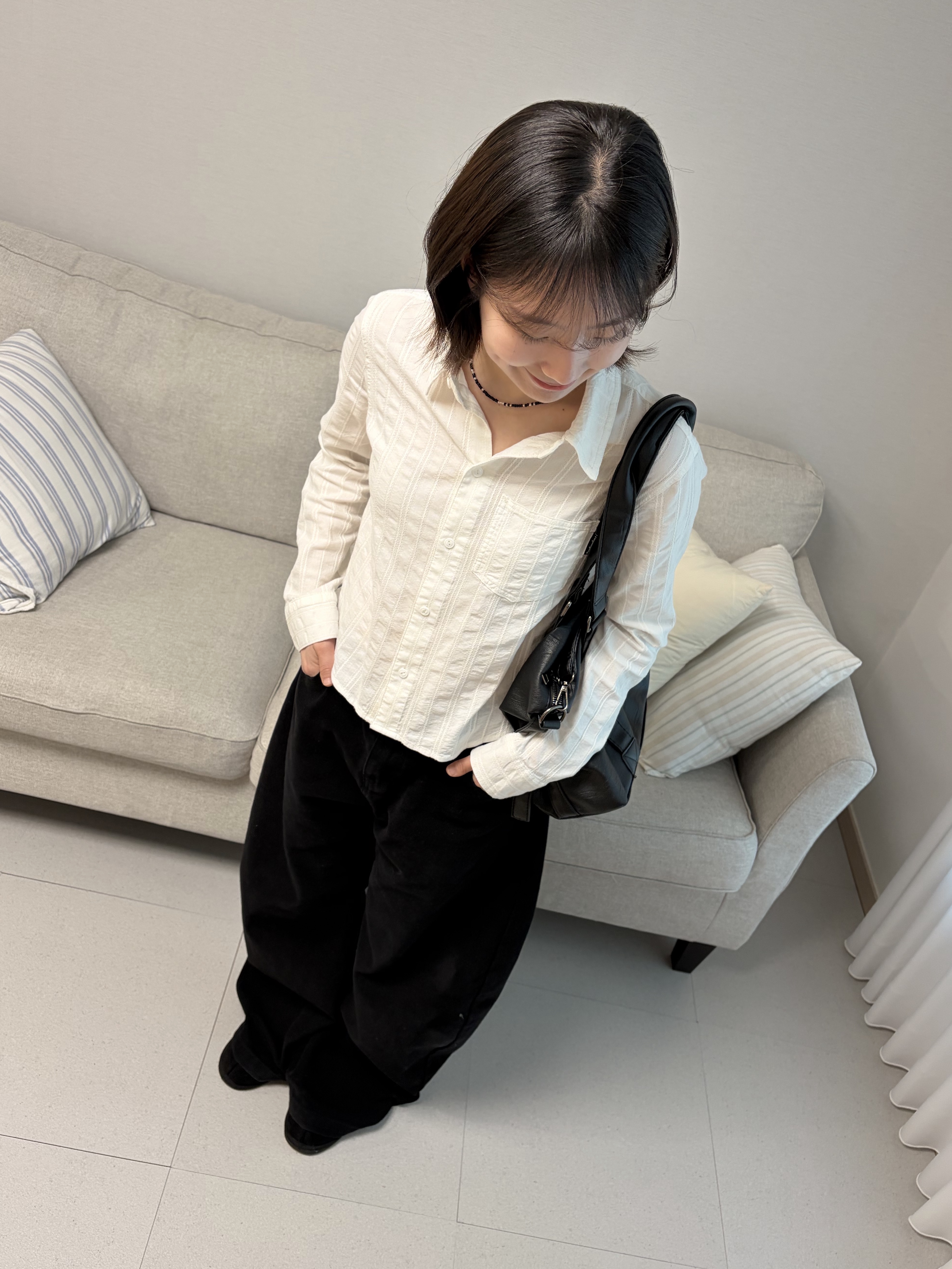 Haleine Cut-Off Cropped Stripe Shirts White (WT315), SATUR W Cotton Curved Pants Black 착용 스타일 - 2