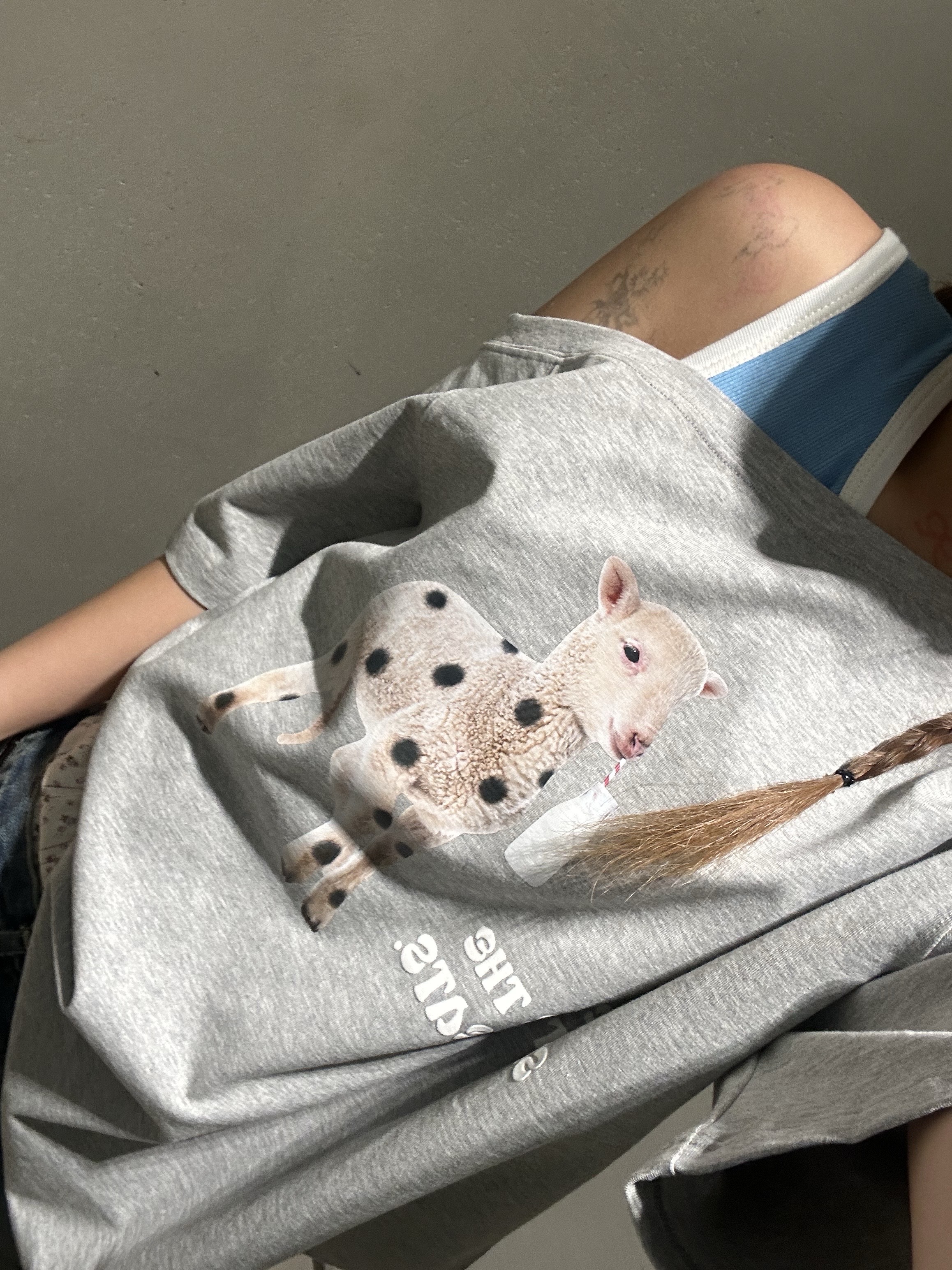 Markgong Women Sweet Treat Sheep Printed Off Shoulder Short Sleeve T-Shirt Gray - 26SS 착용 스타일 - 2