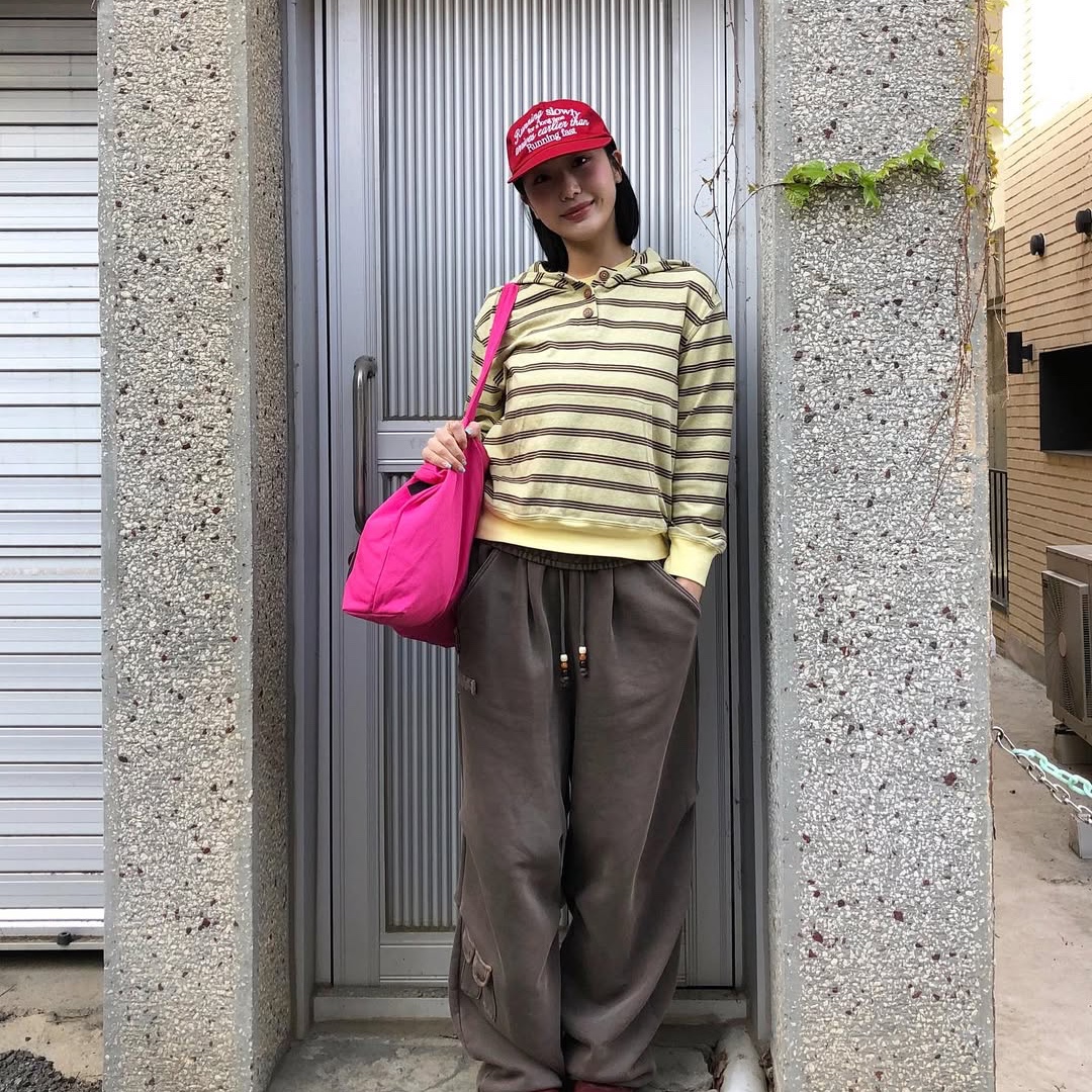 MAINBOOTH Cookie Stripe Hood T-shirt YELLOW, MAINBOOTH Nomad Sweat Pants BROWN 착용 스타일 - 8