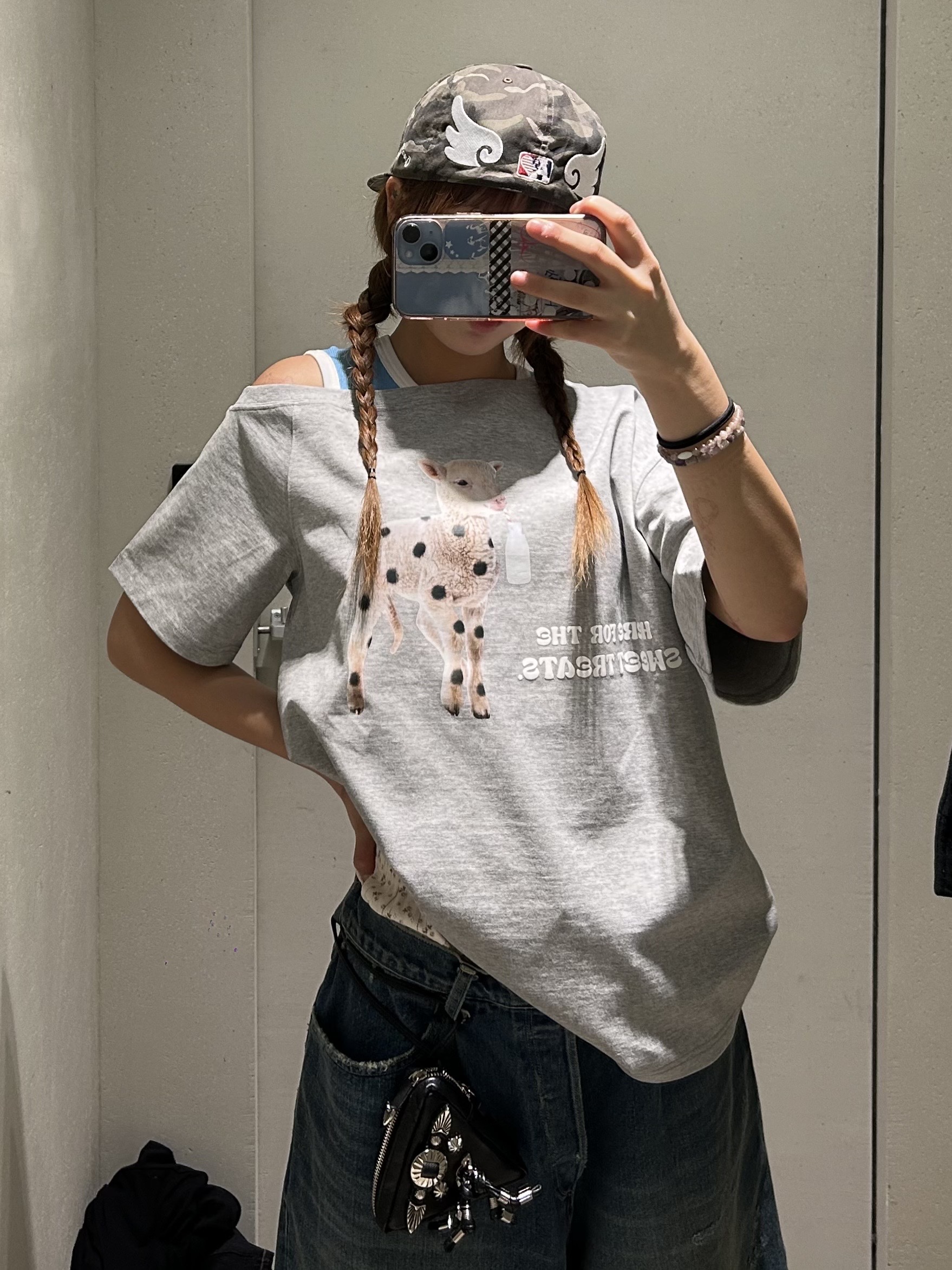 Markgong Women Sweet Treat Sheep Printed Off Shoulder Short Sleeve T-Shirt Gray - 26SS 착용 스타일 - 1