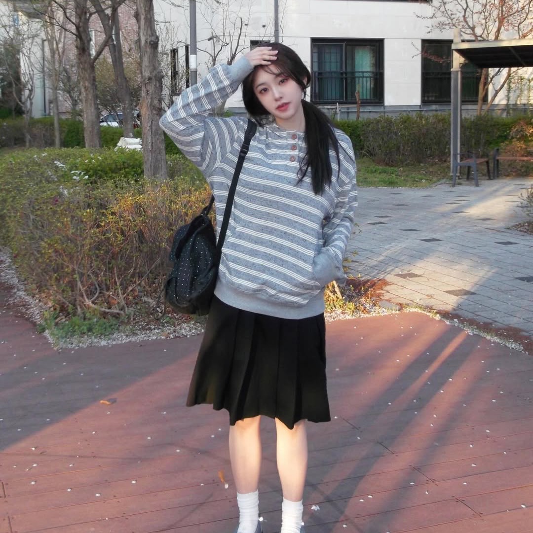 MAINBOOTH Cookie Stripe Hood T-shirt GRAY 착용 스타일 - 2