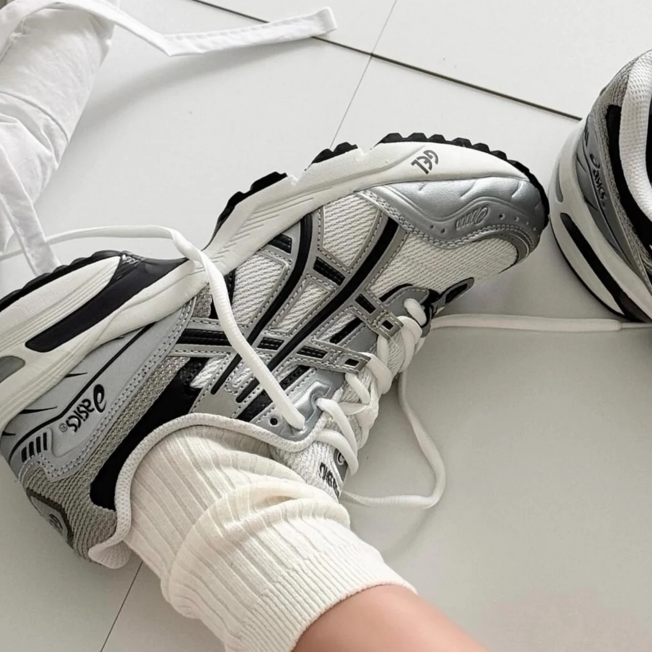 Asics Gel-1090 White Silver 착용 스타일 - 5