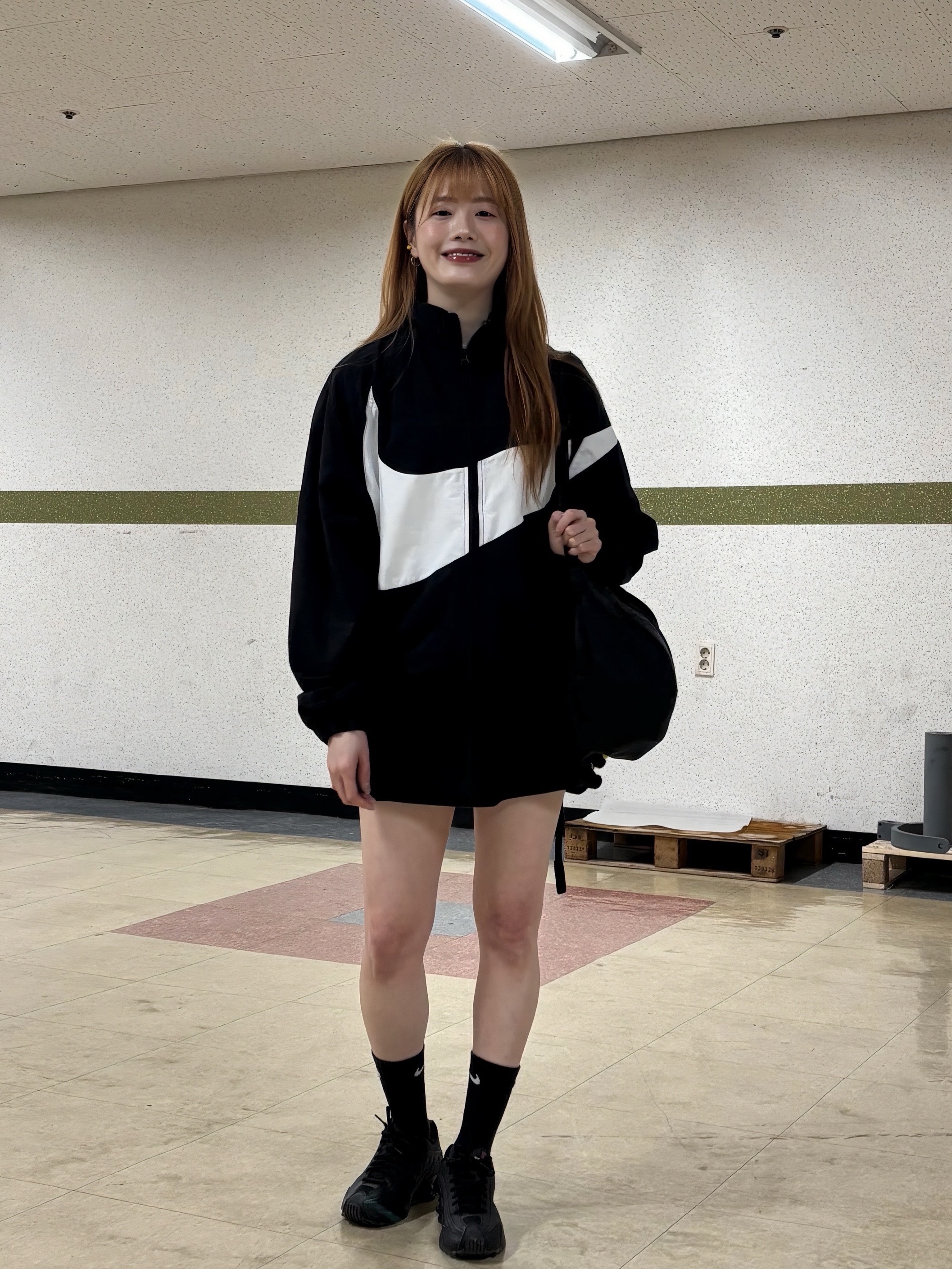 Mischief Lightweight Zip Around Backpack Black, (W) Nike Shox R4 Black 착용 스타일 - 3