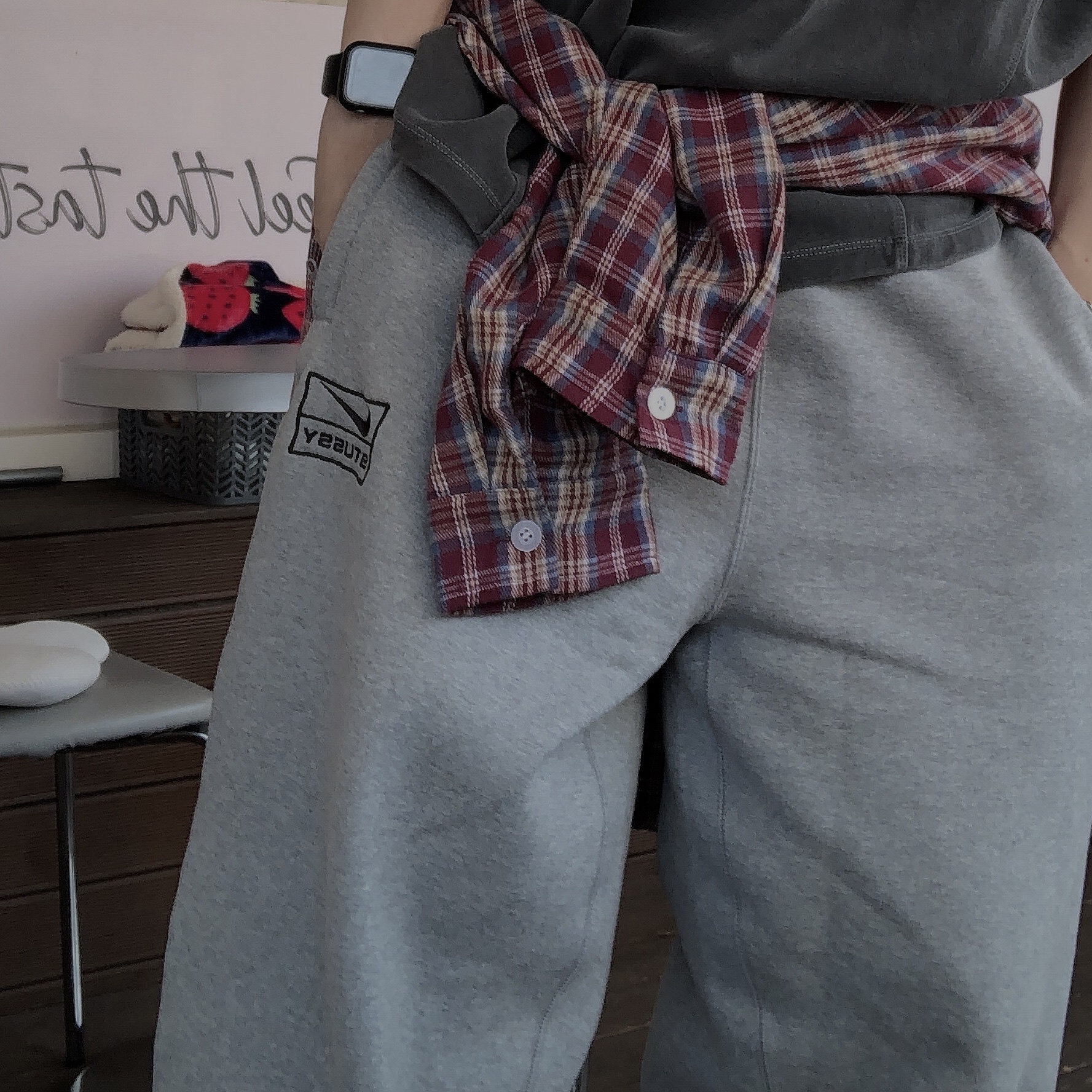 Apple Watch Nike SE 44mm GPS Space Gray Aluminum Case with Nike Sport Band Anthracite Black (Korean Ver.), Nike x Stussy NRG Fleece Pants Dark Grey Heather (DO9340-063) 착용 스타일 - 2