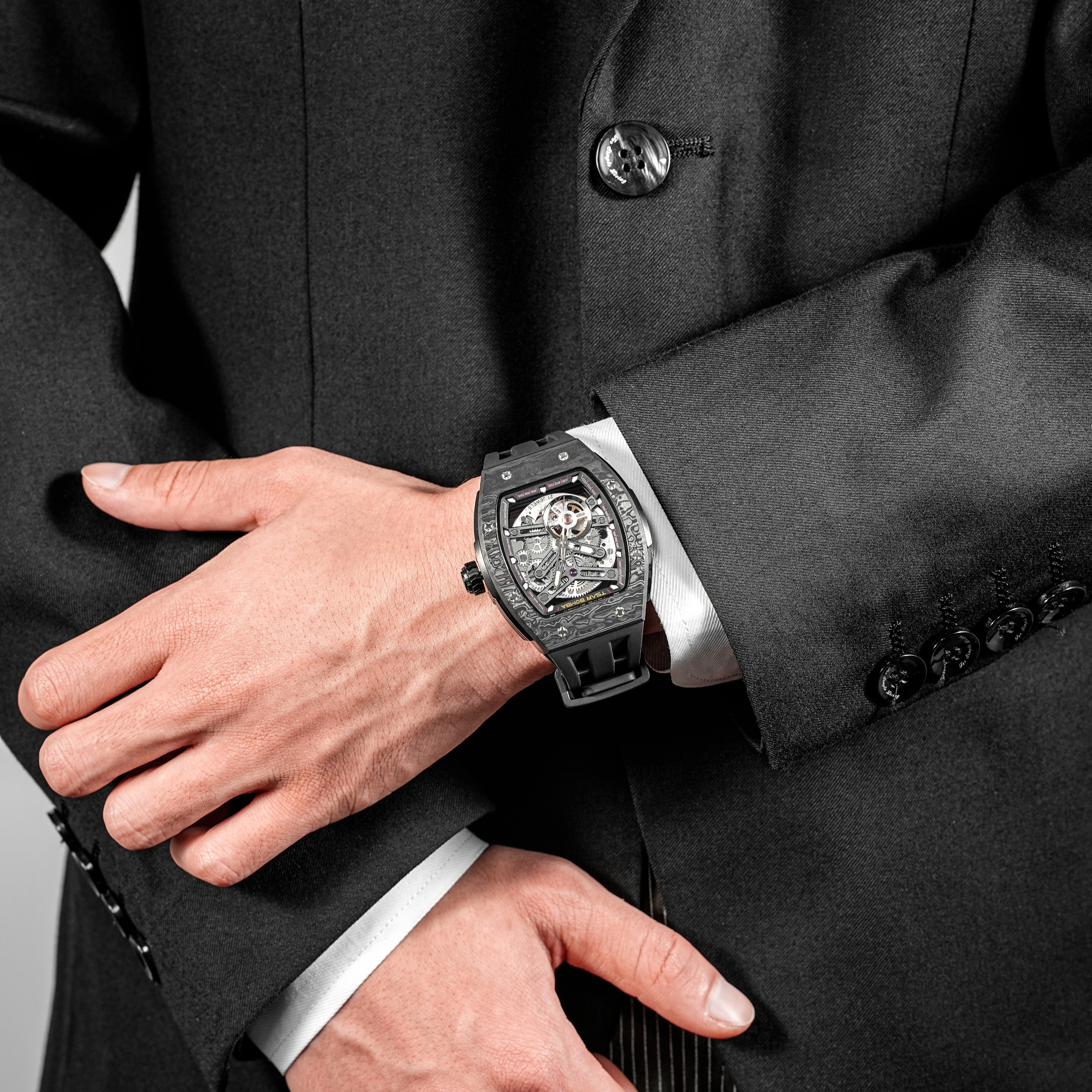 Tsar Bomba Elemental-Carbon Fiber Automatic  TB8228CF-01 Cool Black 착용 스타일