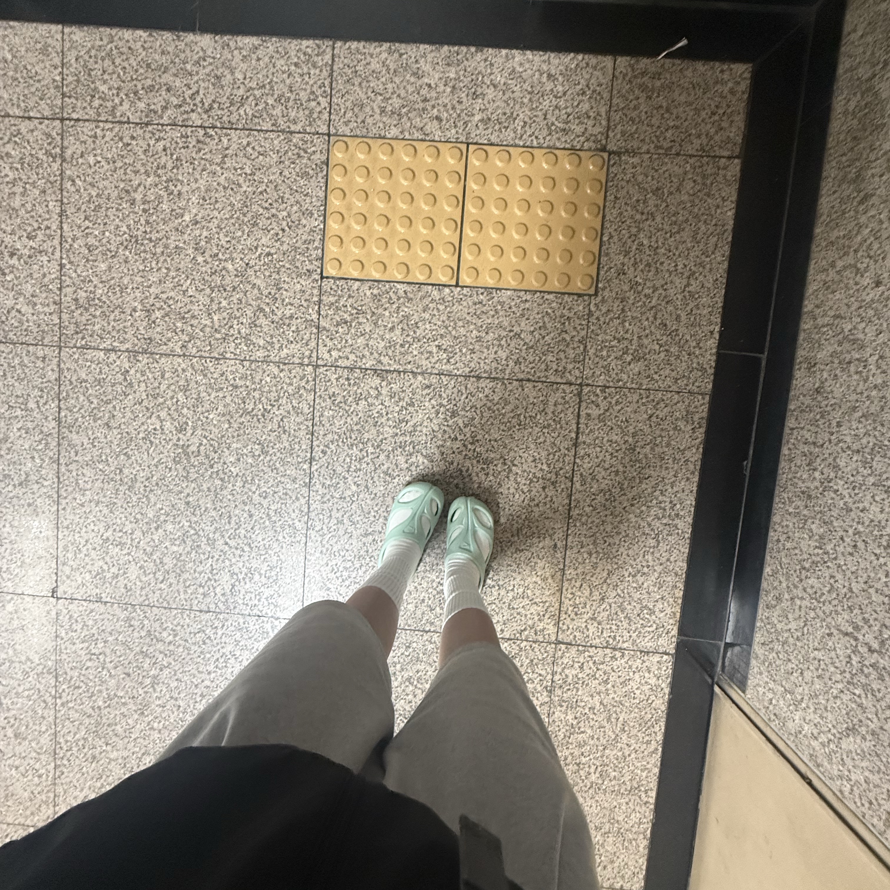 Keen Shanti Slides Women Lichen/Granite Green 착용 스타일 - 2