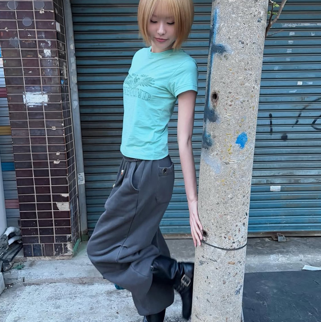 MAINBOOTH Nomad Sweat Pants CHARCOAL 착용 스타일 - 1