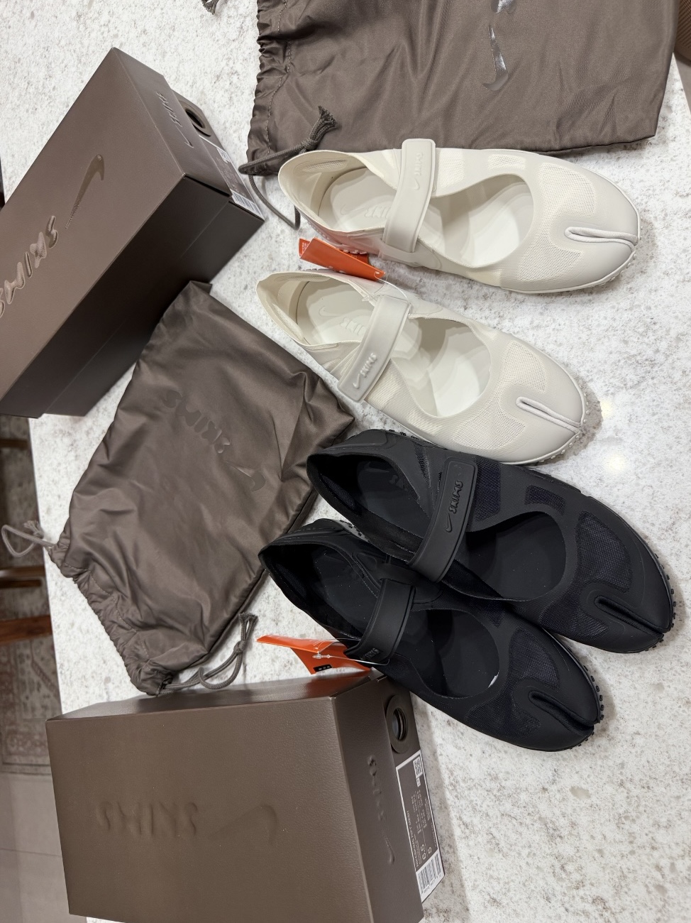 (W) NikeSKIMS Rift Mesh Shoes Light Bone Light Orewood Brown Light Bone, (W) NikeSKIMS Rift Mesh Black Dark Smoke Grey 착용 스타일 - 5