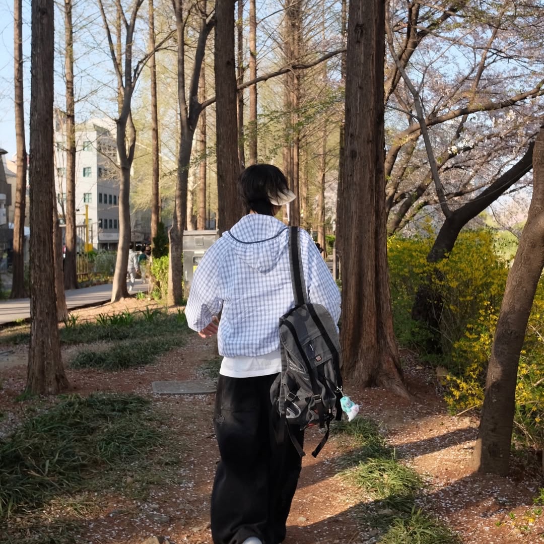 SPORT CHAMBER SC Sporty Rucksack Charcol, SPORT CHAMBER SC Square Check Windbreaker WHITE 착용 스타일 - 8
