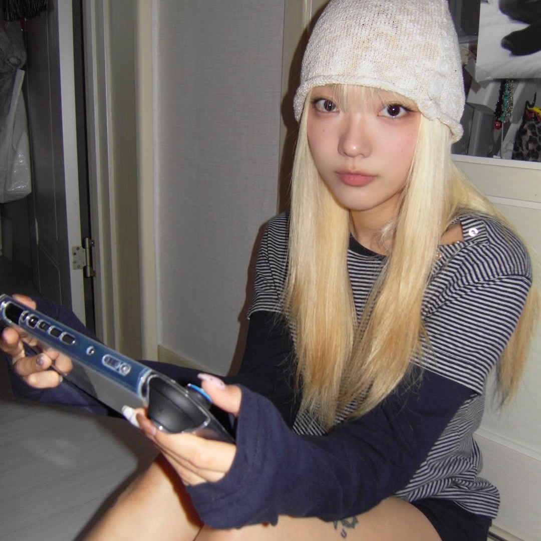 MAINBOOTH Button Turban Beanie IVORY, MAINBOOTH Layered Border T-shirt NAVY 착용 스타일 - 3