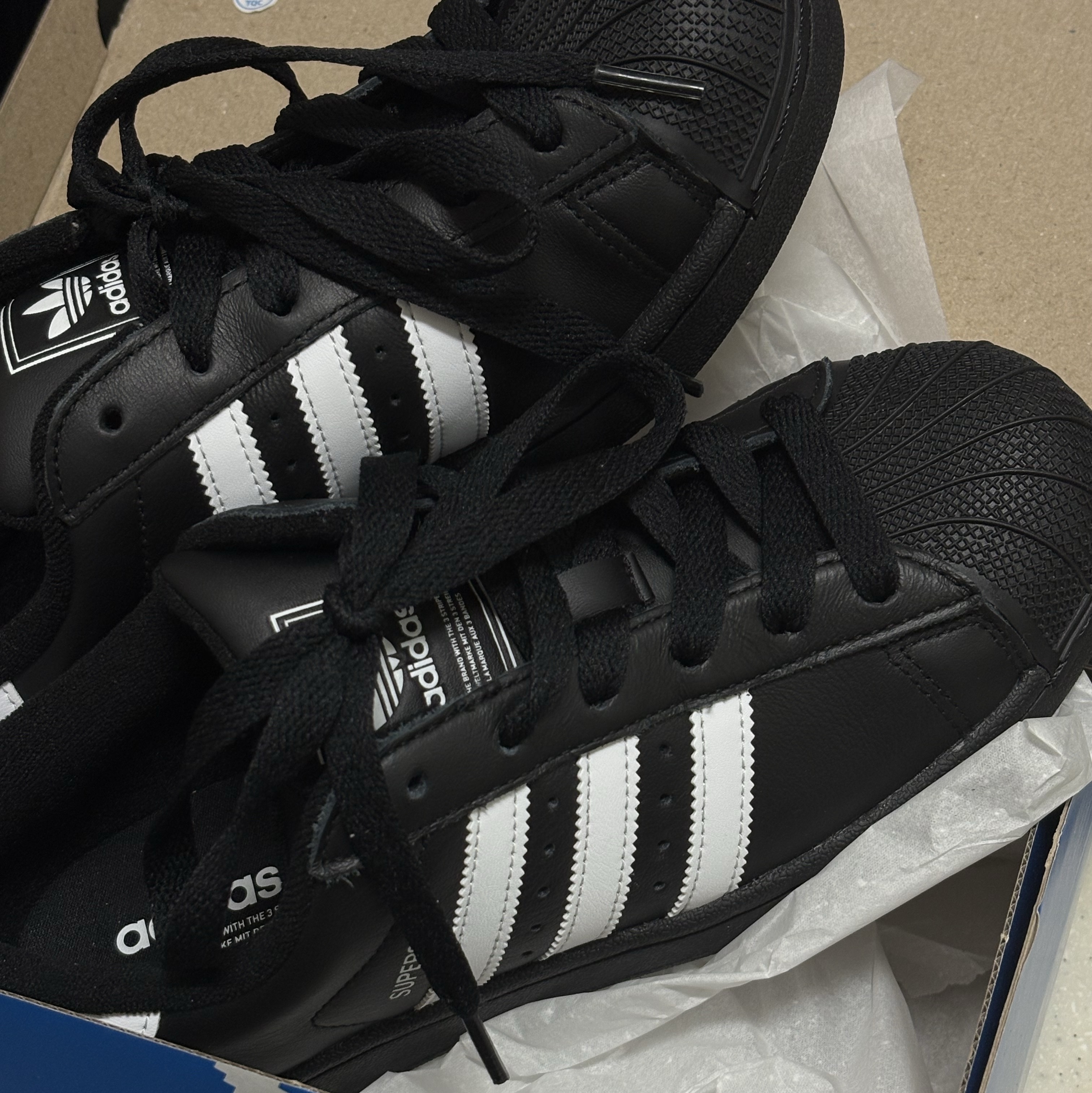 Adidas Superstar II Core Black Cloud White 착용 스타일