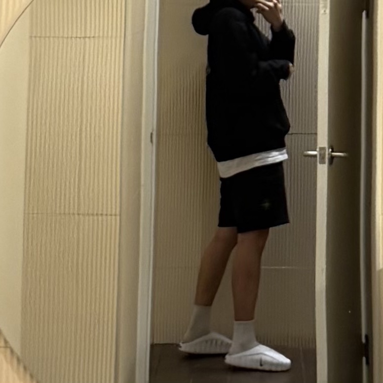 Stone Island 6200011 Organic Cotton Fleece Regular-Fit Jogger Shorts with Cargo Pocket Black - 26SS, Wooyoungmi Flower Back Logo Hood T-Shirt Black - 25FW 착용 스타일