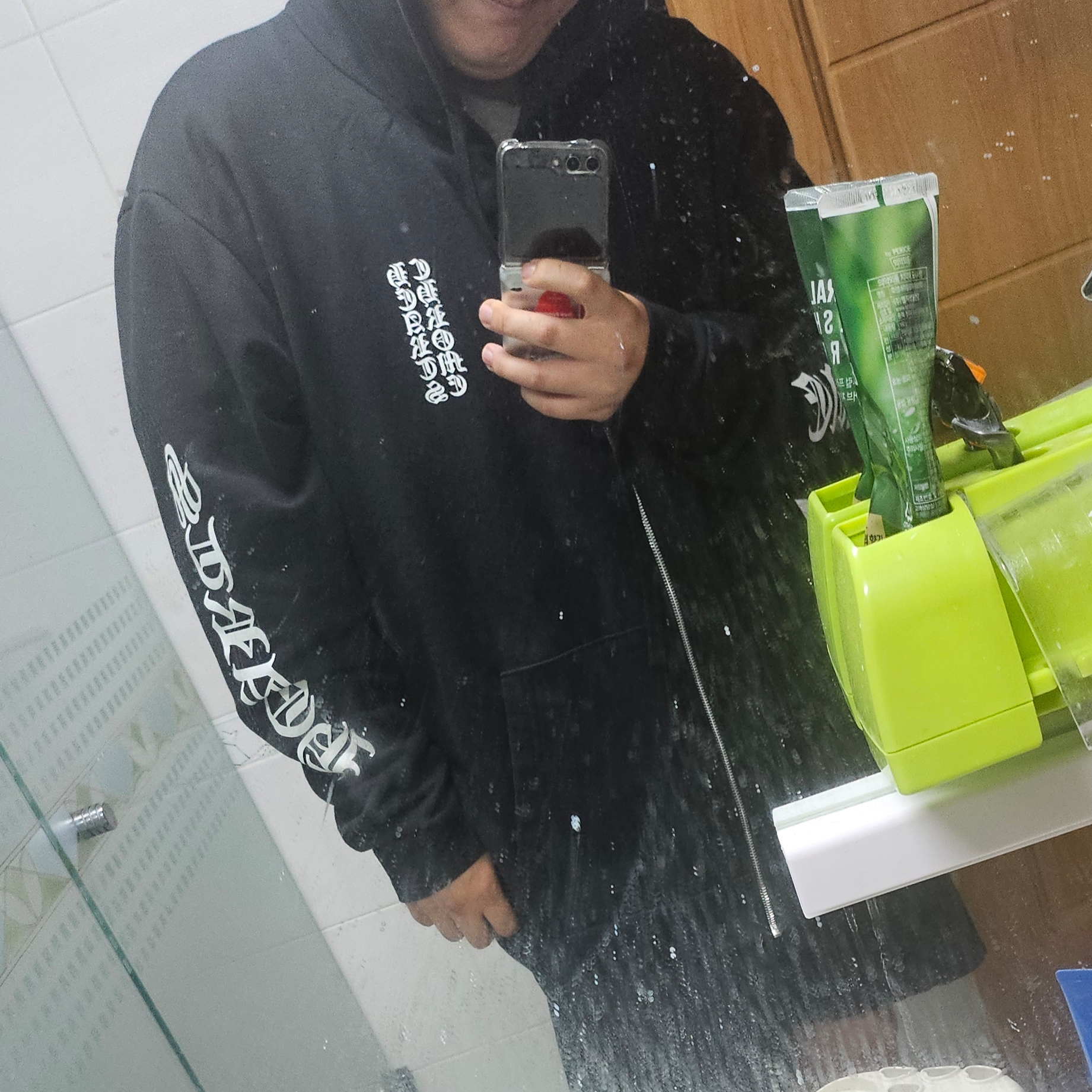 Chrome Vertical Logo Fleece Zip-Up Hoodie Black 착용 스타일
