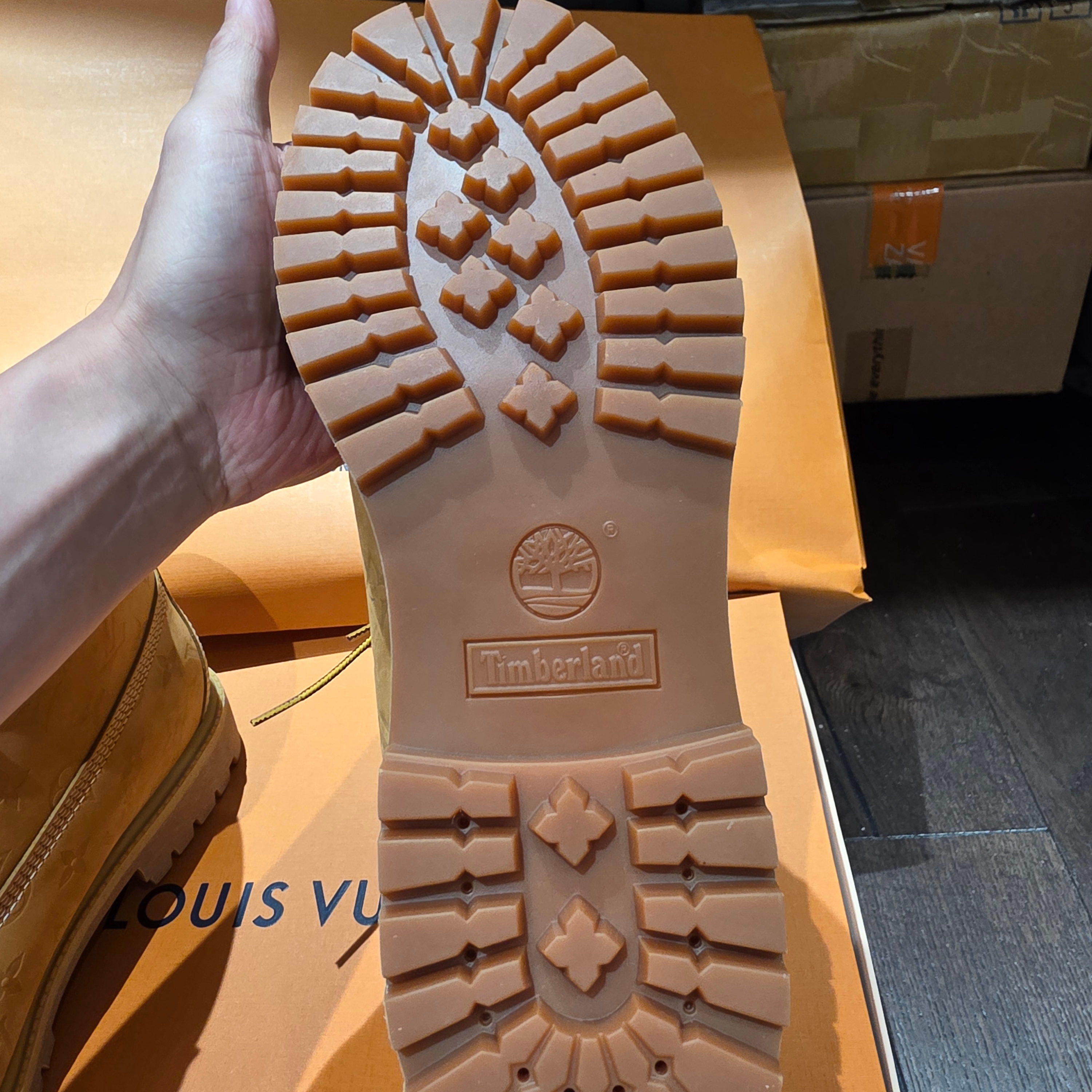 Louis Vuitton x Timberland 6 Inch Ankle Boot Beige 착용 스타일 - 8