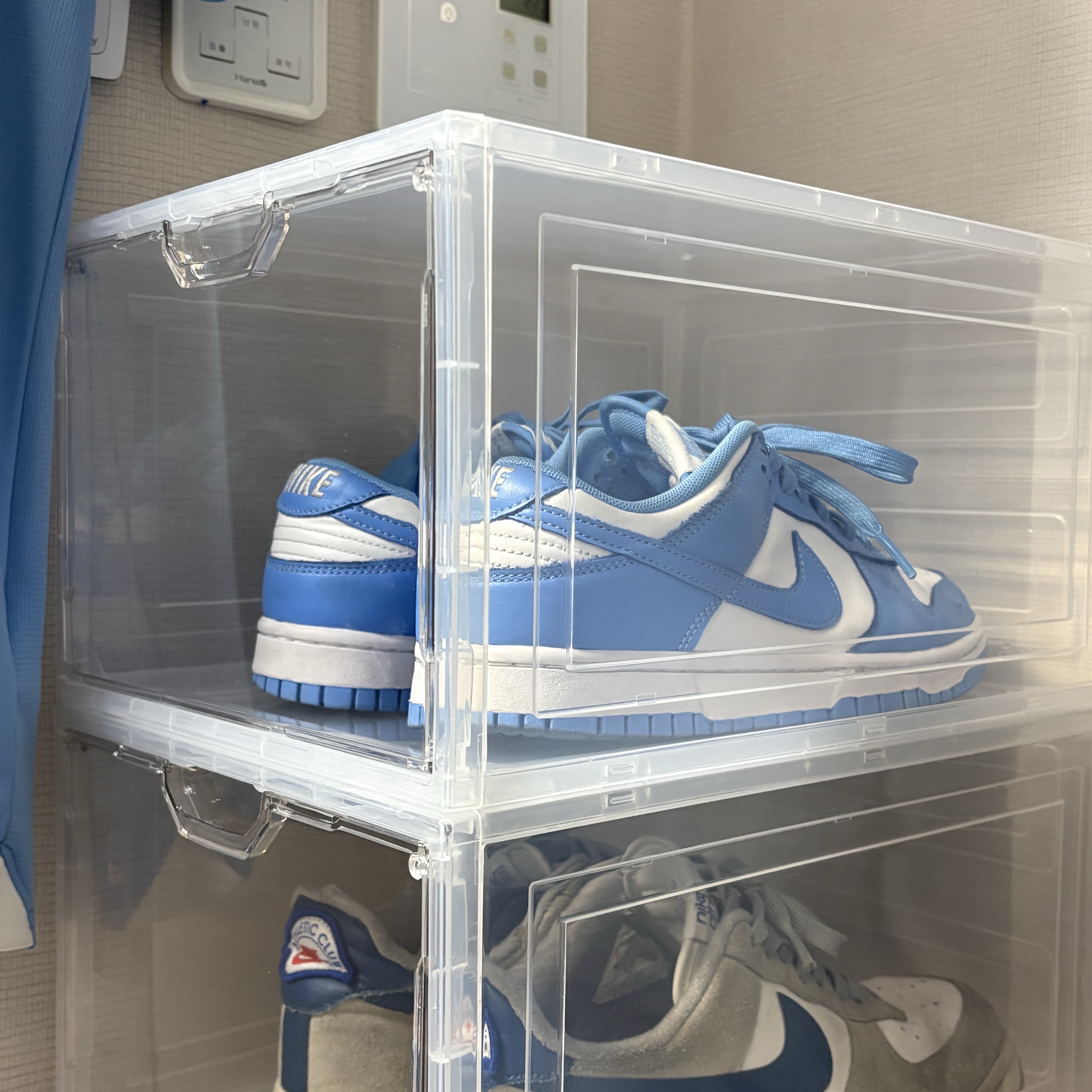 Nike Dunk Low Retro University Blue, Nike Air Force 1 '07 LV8 Athletic Club Light Smoke Grey Marina 착용 스타일