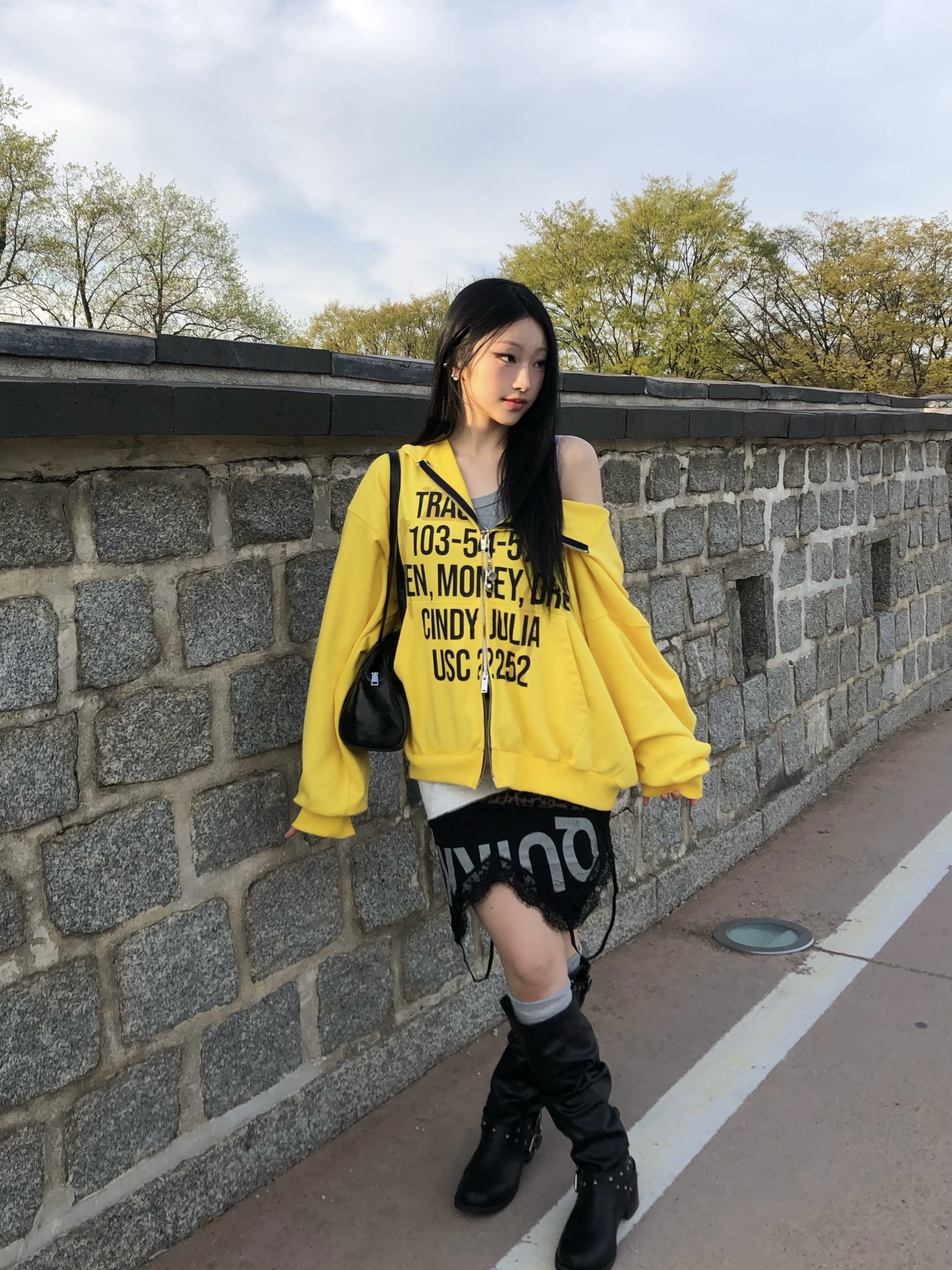 PACOSPLY Tracy Zip Up Hoodie Yellow 착용 스타일 - 3