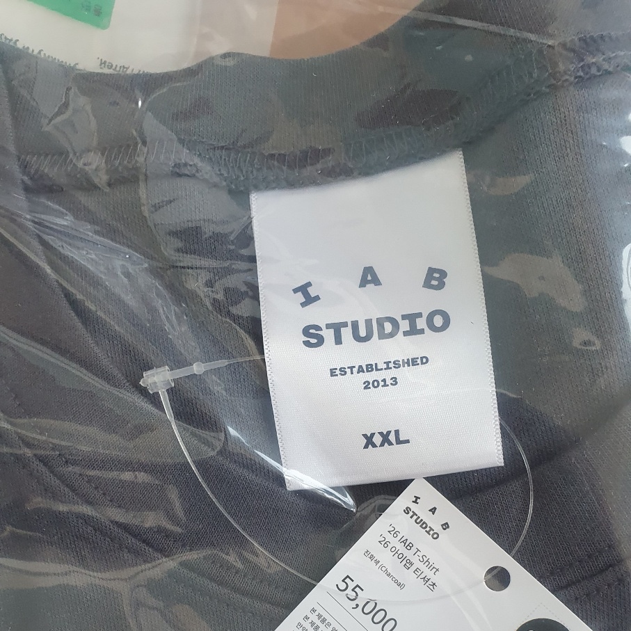 IAB Studio 26 IAB T-Shirt White Navy 착용 스타일