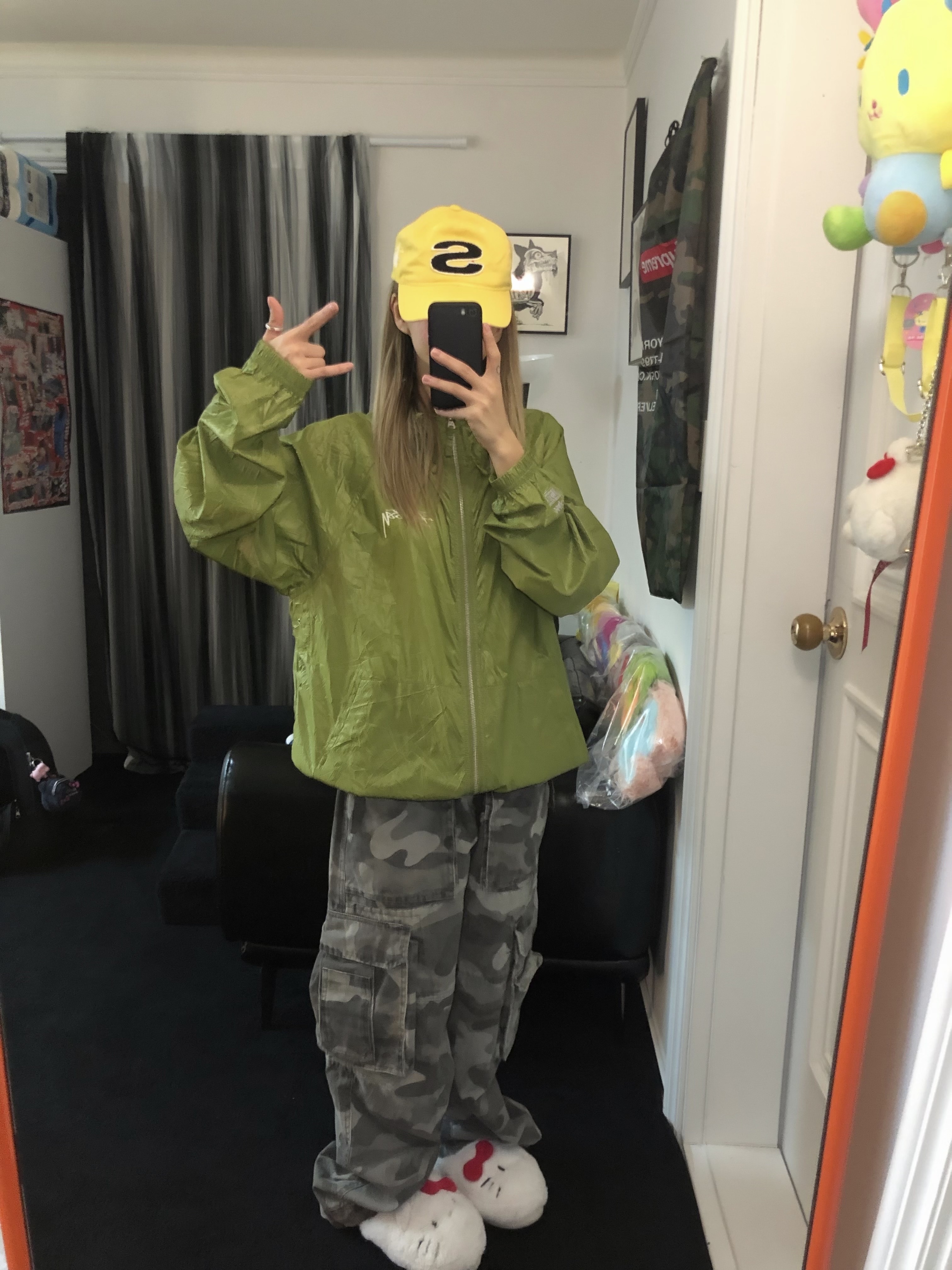 Stussy Beach Shell Wrinkled Nylon Jacket Lizard, Stussy Chenille S Low Pro Cap Mustard 착용 스타일
