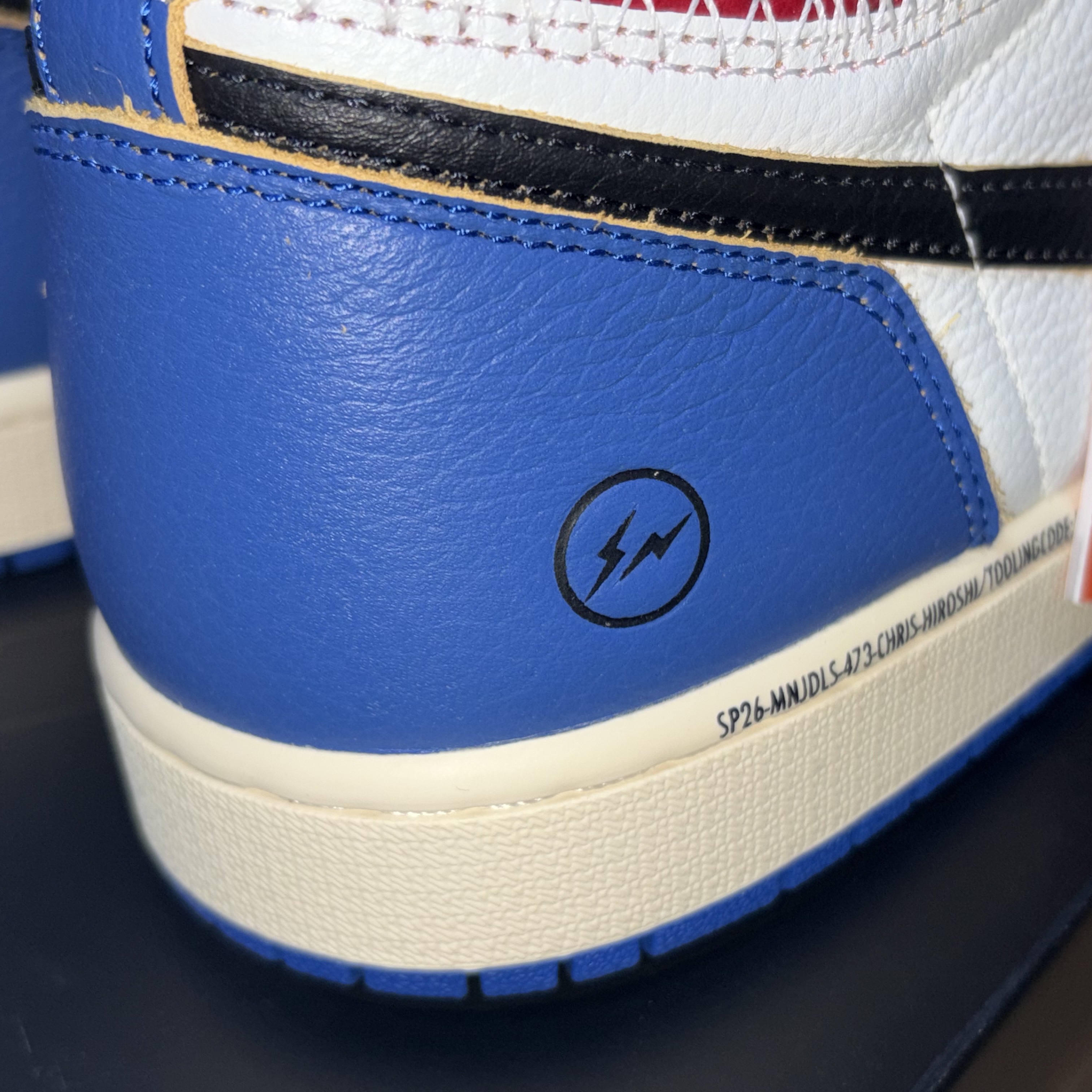 Jordan 1 x Fragment x Union LA Black and Varsity Red 착용 스타일 - 2