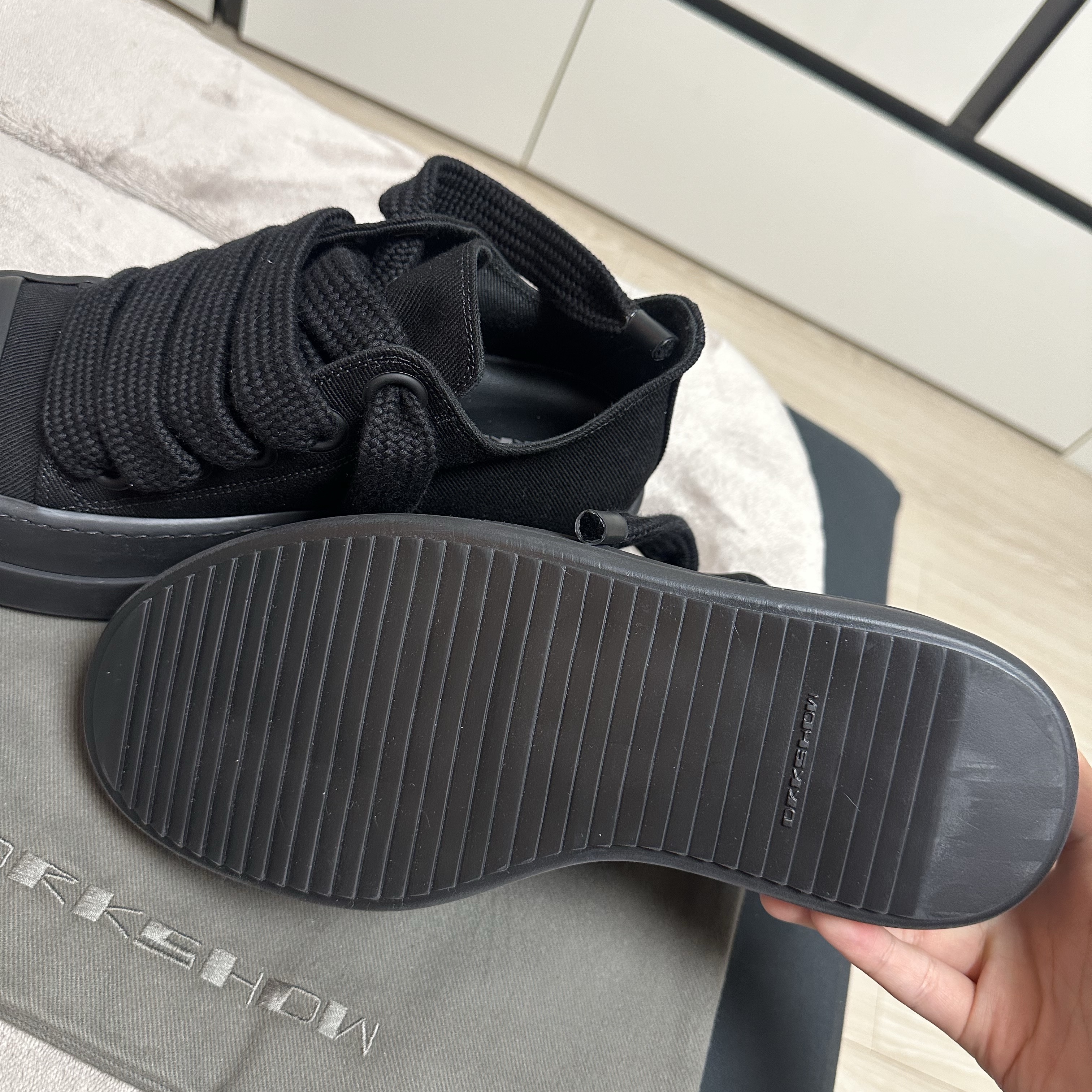 Rick Owens Jumbolace Low Sneakers Black Milk 착용 스타일 - 2