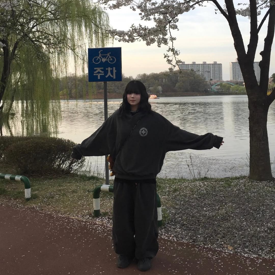 MAINBOOTH Nomad Sweat Pants CHARCOAL, Adidas Yeezy Foam RNNR Carbon 착용 스타일 - 2