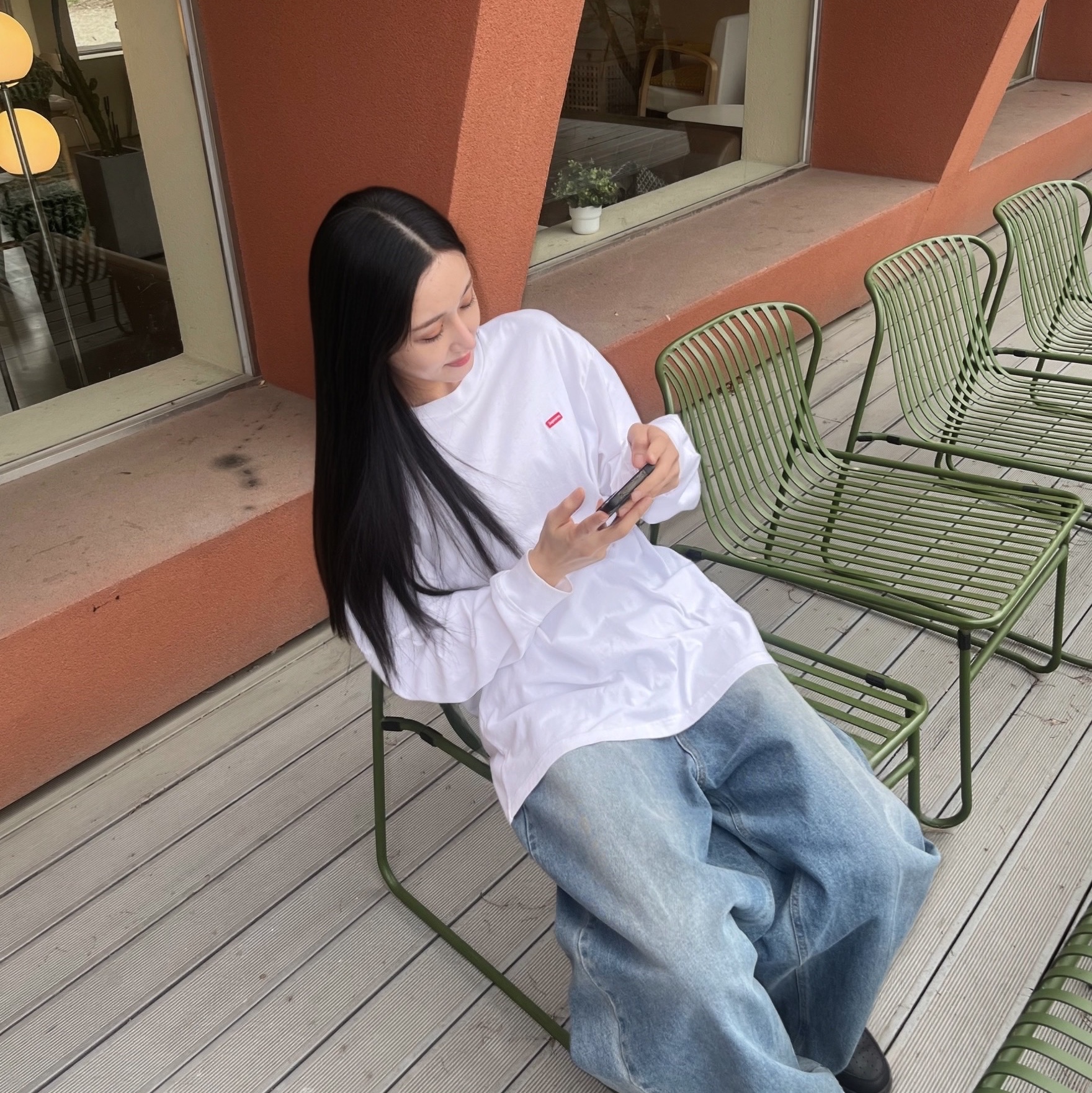 Supreme Small Box LS T-Shirt White - 24SS, Nike x Supreme Air Force 1 Low Black 착용 스타일 - 2
