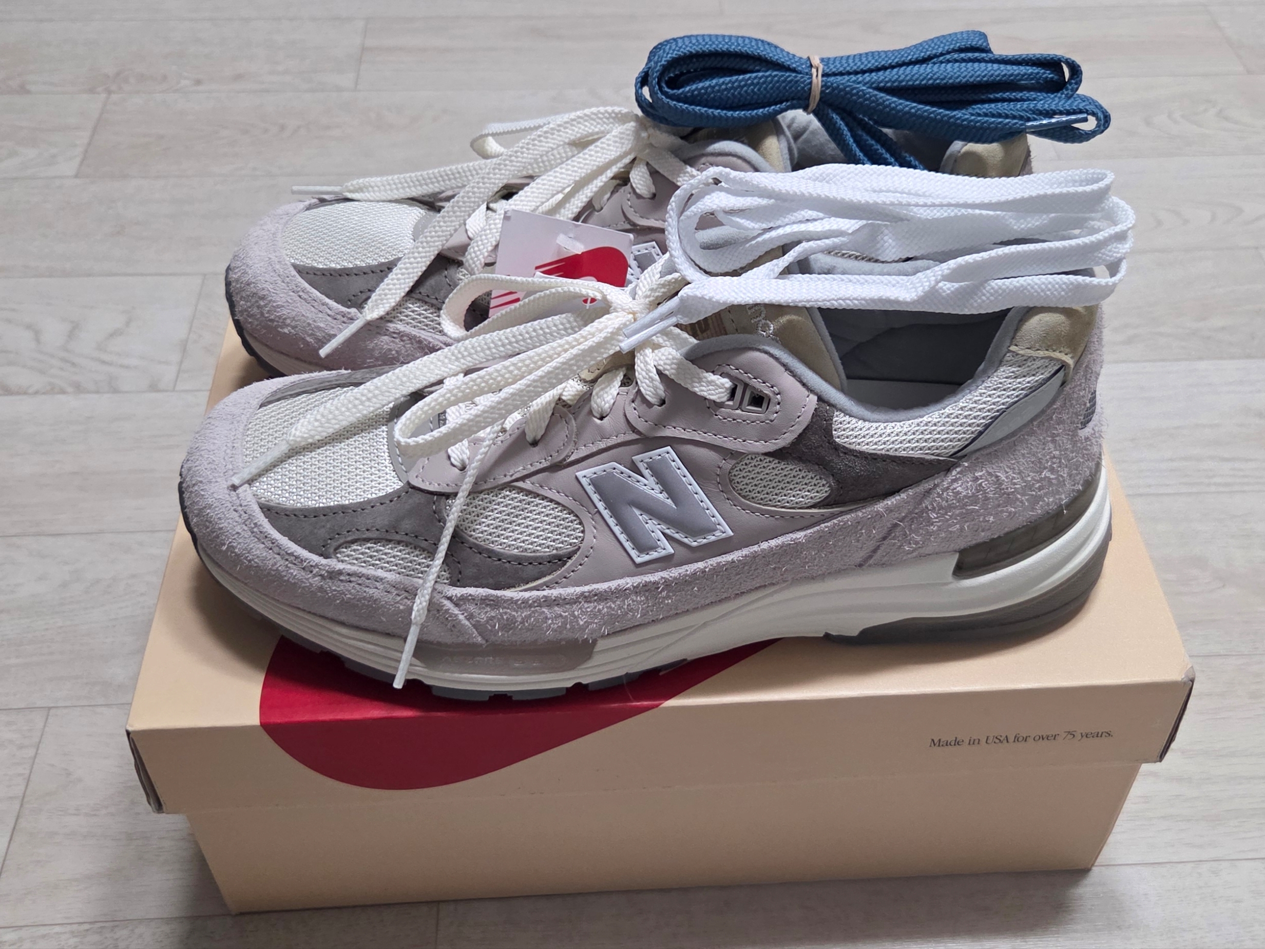 New Balance 992 Made in USA Core Grey Silver Metallic, New Balance 992 Made in USA Moonrock Mushroom 착용 스타일 - 1