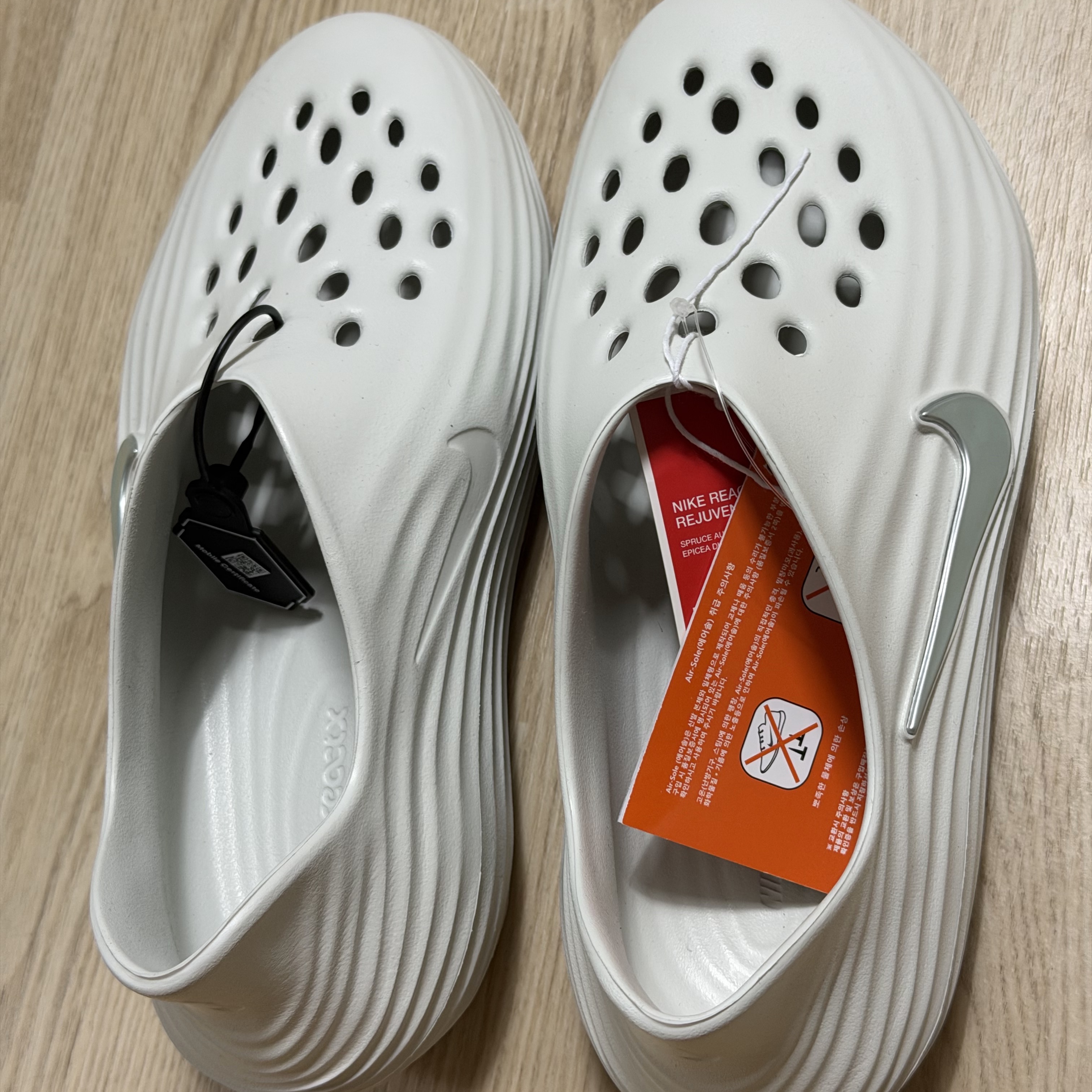 Nike ReactX Rejuven8 Spruce Aura Light Silver 착용 스타일