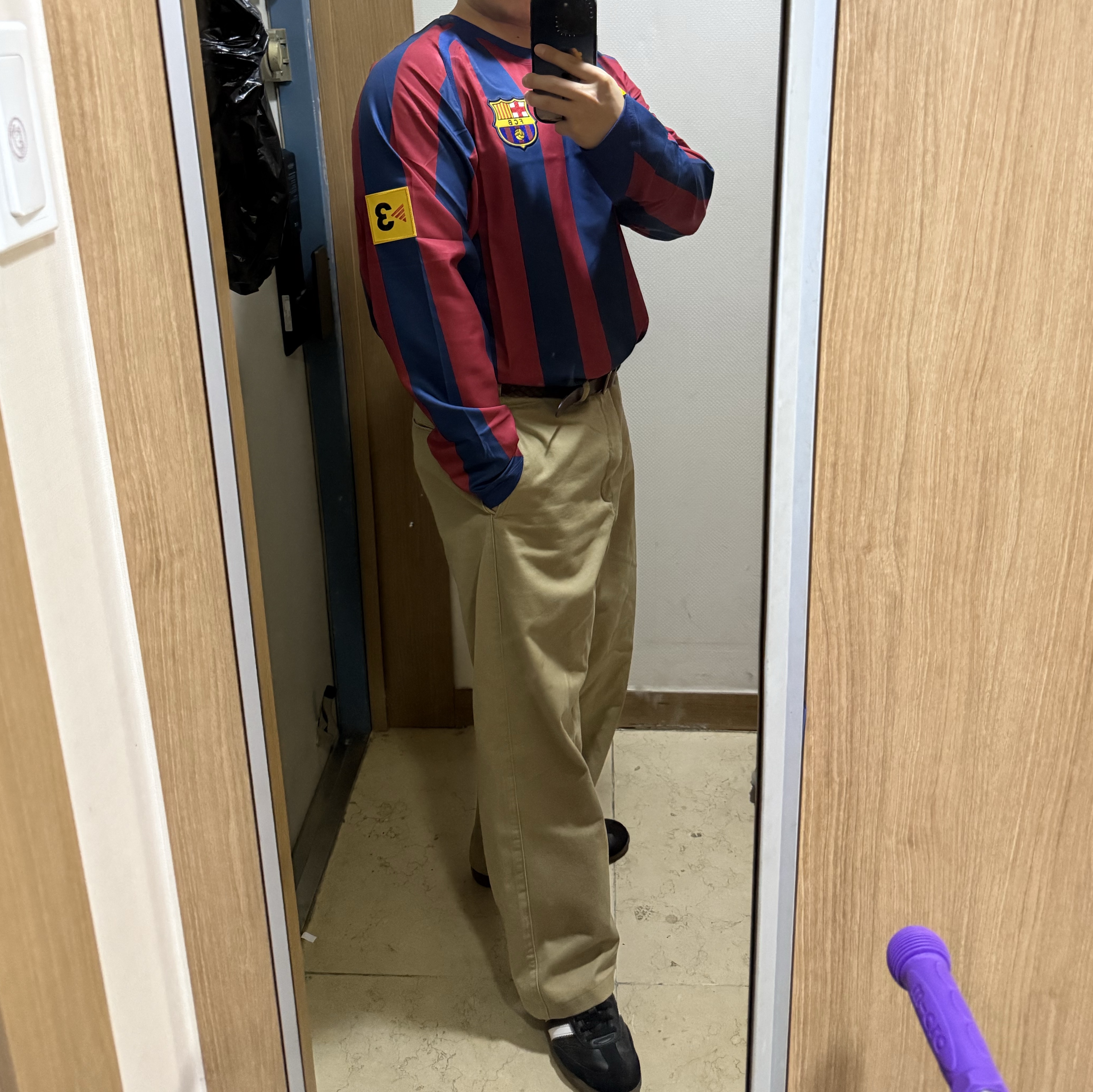 Adidas Samba OG Black White Gum, Nike Ronaldinho FC Barcelona 2005/06 Retro Soccer Replica Long-Sleeve Jersey (HQ1462-471) (Marking Ver.) 착용 스타일 - 1