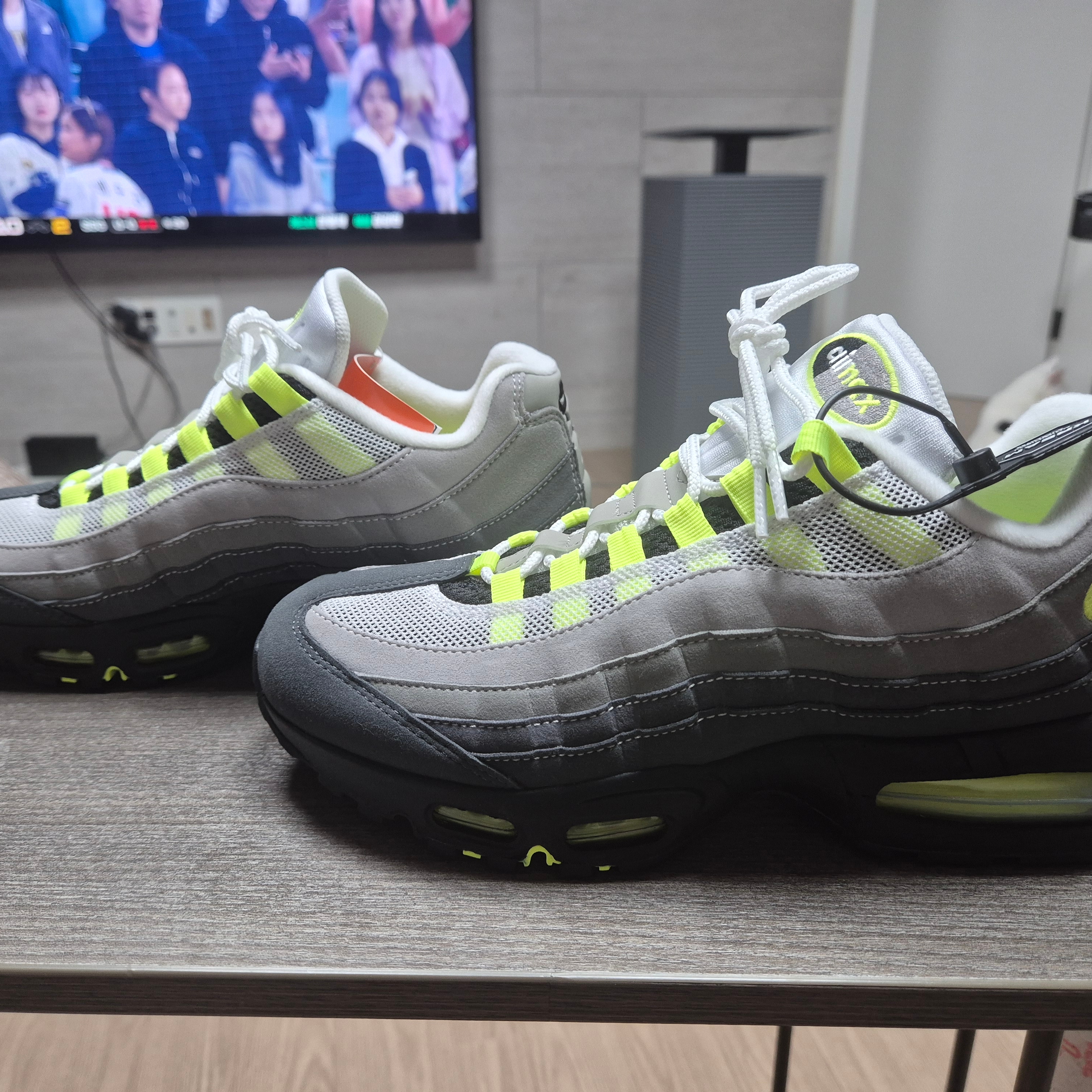 Nike Air Max 95 OG Neon 착용 스타일 - 2