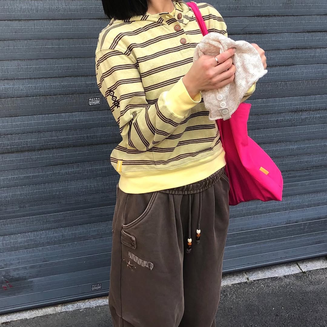 MAINBOOTH Cookie Stripe Hood T-shirt YELLOW, MAINBOOTH Nomad Sweat Pants BROWN 착용 스타일 - 3