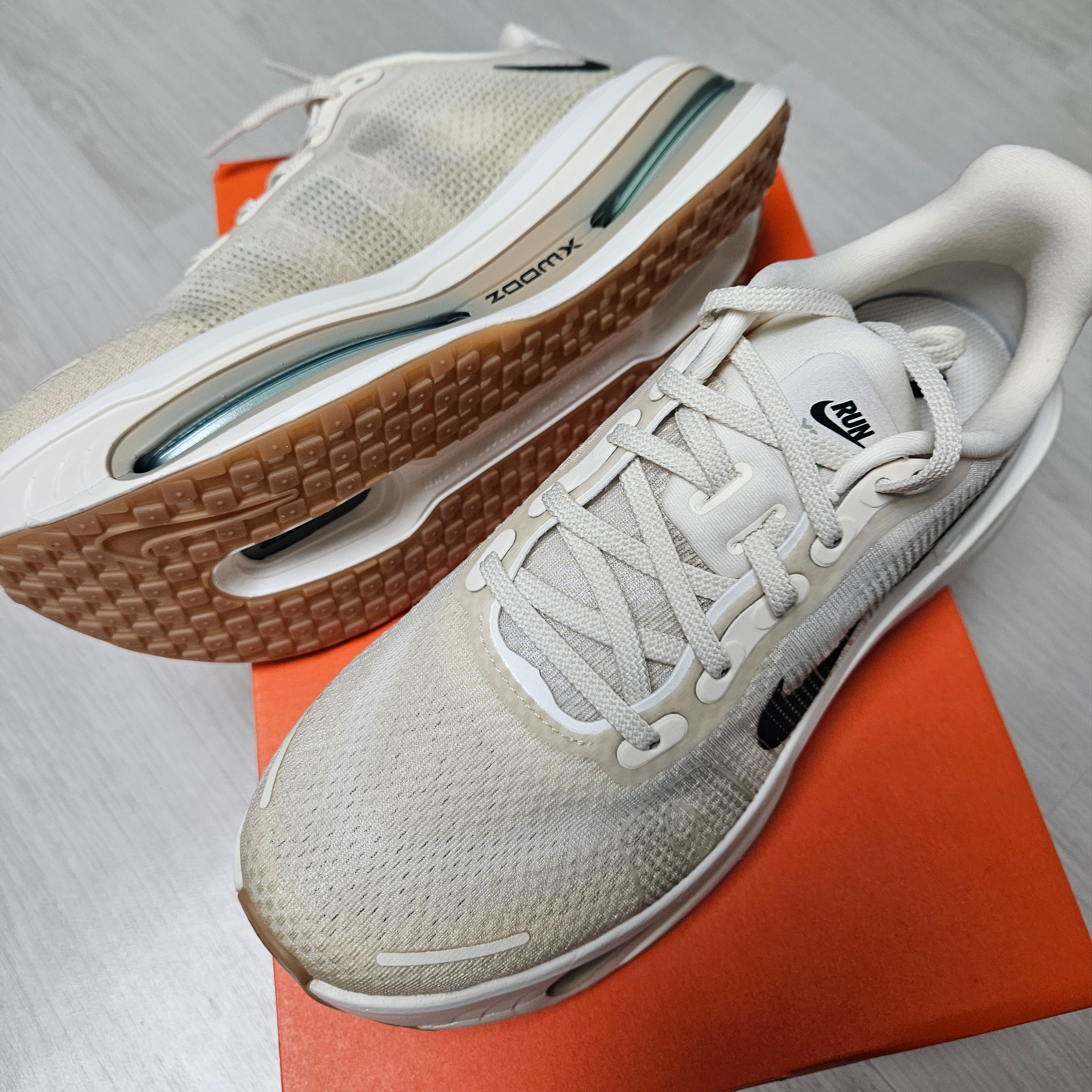 Nike Vomero Premium Pale Ivory Sand Drift 착용 스타일